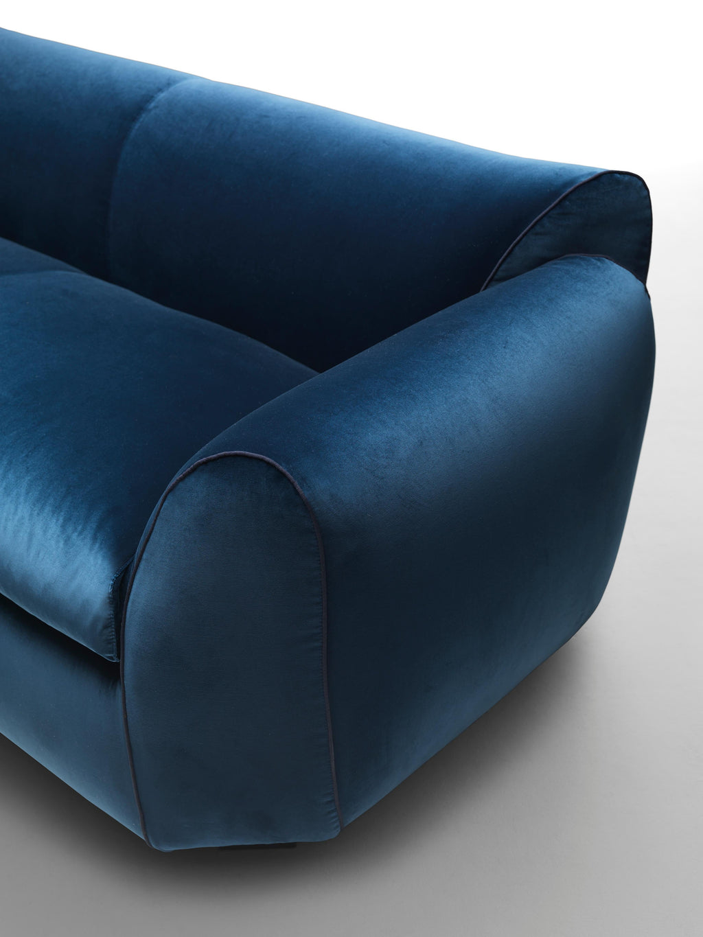 https://a.1stdibscdn.com/sexy-beast-sofa-for-sale-picture-5/f_48381/f_161780621568817016454/SEXY_BEAST_05_master.jpg