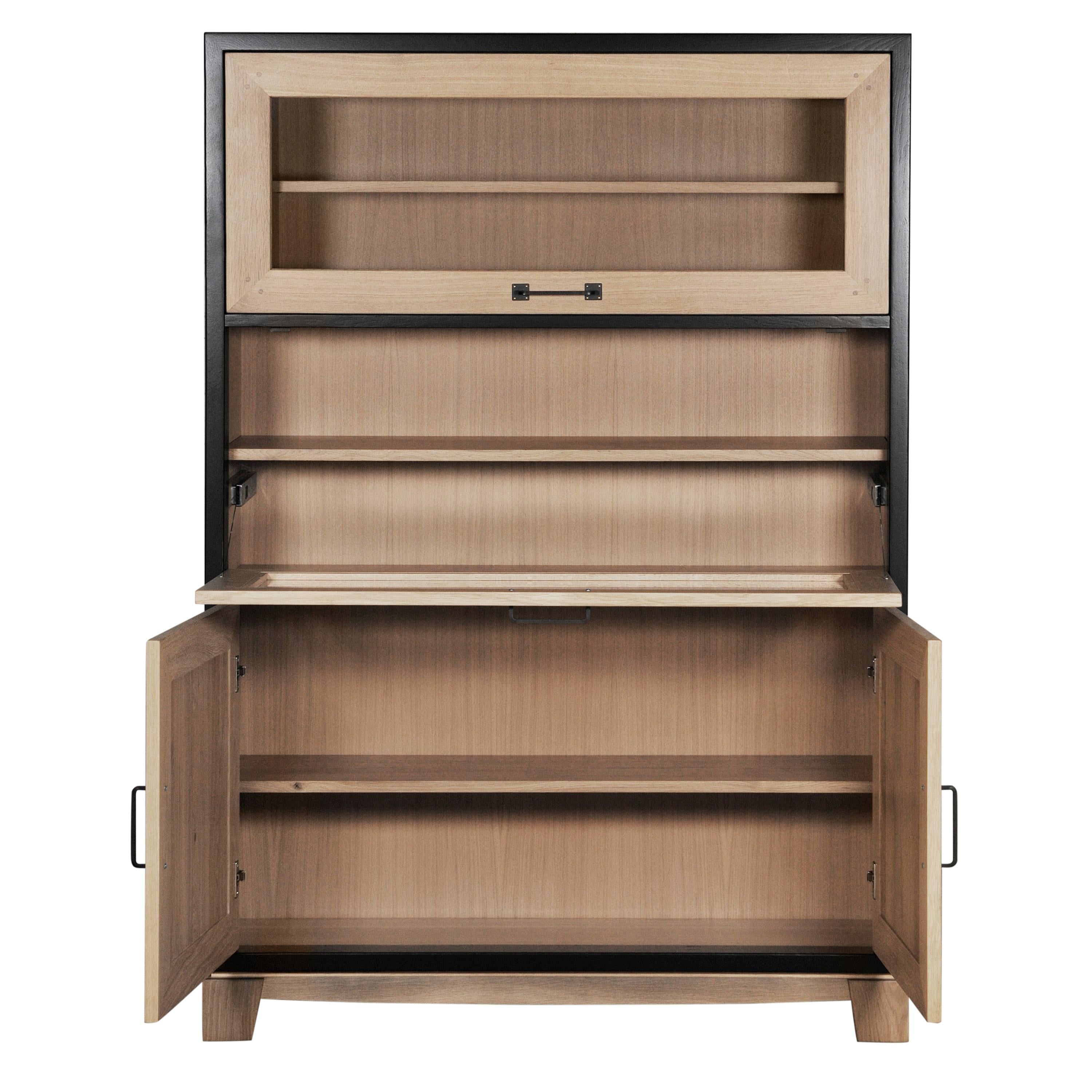 https://a.1stdibscdn.com/collectors-bookcase-in-french-oak-and-100-made-in-france-for-sale-picture-2/f_57342/1623829877070/SIE_1101CNBN_Biblioth_que_collectionneur_ch_ne_blanchi_et_laque_noire_OUVERTE_face_2_3000x3000_master.jpg