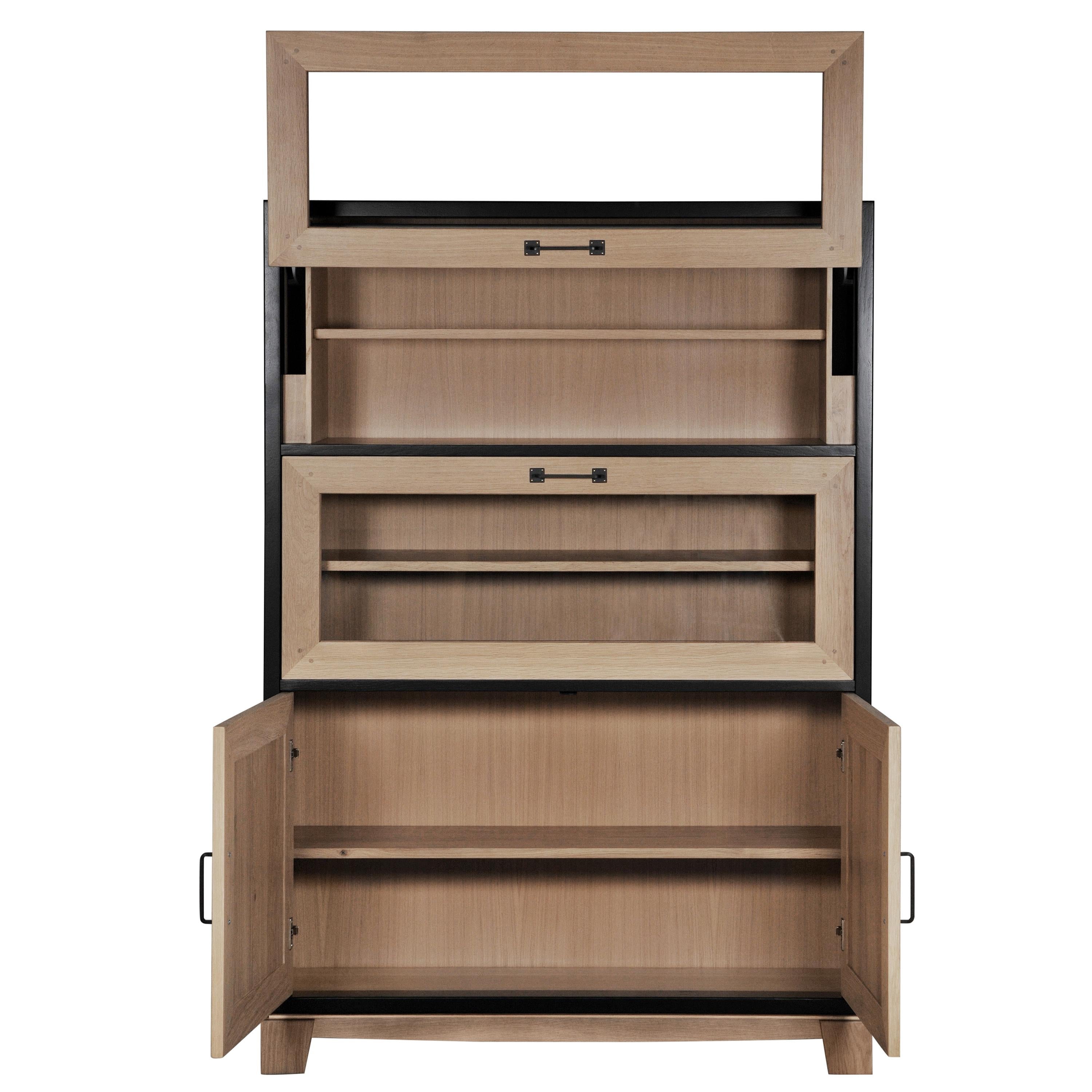 https://a.1stdibscdn.com/collectors-bookcase-in-french-oak-and-100-made-in-france-for-sale-picture-3/f_57342/1623829863999/SIE_1101CNBN_Biblioth_que_collectionneur_ch_ne_blanchi_et_laque_noire_OUVERTE_face_master.jpg