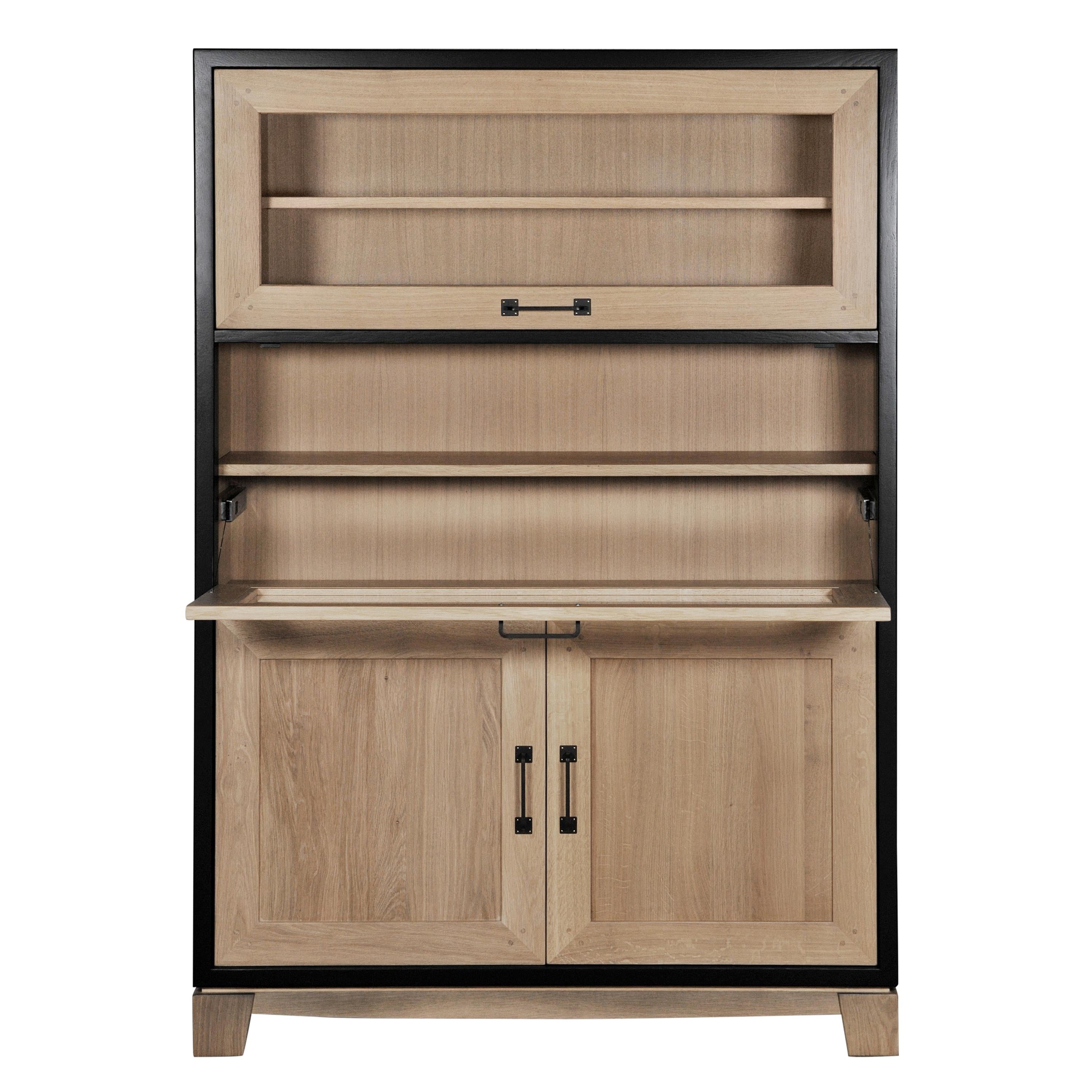 https://a.1stdibscdn.com/collectors-bookcase-in-french-oak-and-100-made-in-france-for-sale-picture-6/f_57342/1623829840751/SIE_1101CNBN_Biblioth_que_collectionneur_ch_ne_blanchi_et_laque_noire_haut_ouvert_face_3000x3000_master.jpg