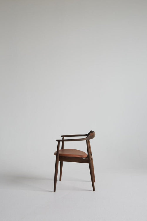 https://a.1stdibscdn.com/mid-century-modern-sj750-oval-chair-by-arne-wahl-iversen-new-edition-for-sale-picture-2/f_17192/f_434494721738589622646/SJ_STUDIE1251_master.jpg?width=768