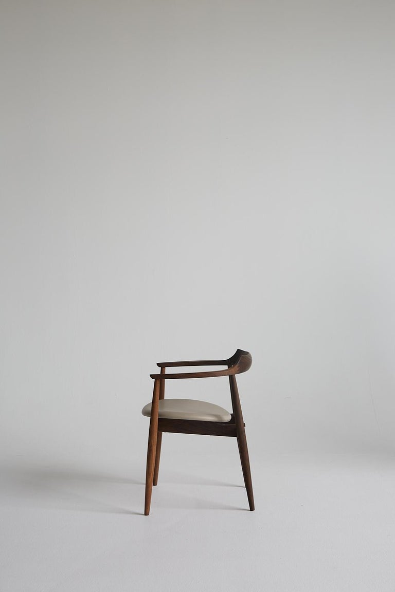 https://a.1stdibscdn.com/mid-century-modern-sj750-oval-chair-by-arne-wahl-iversen-new-edition-for-sale-picture-6/f_17192/f_434494721738589622709/SJ_STUDIE1268_master.jpg?width=768