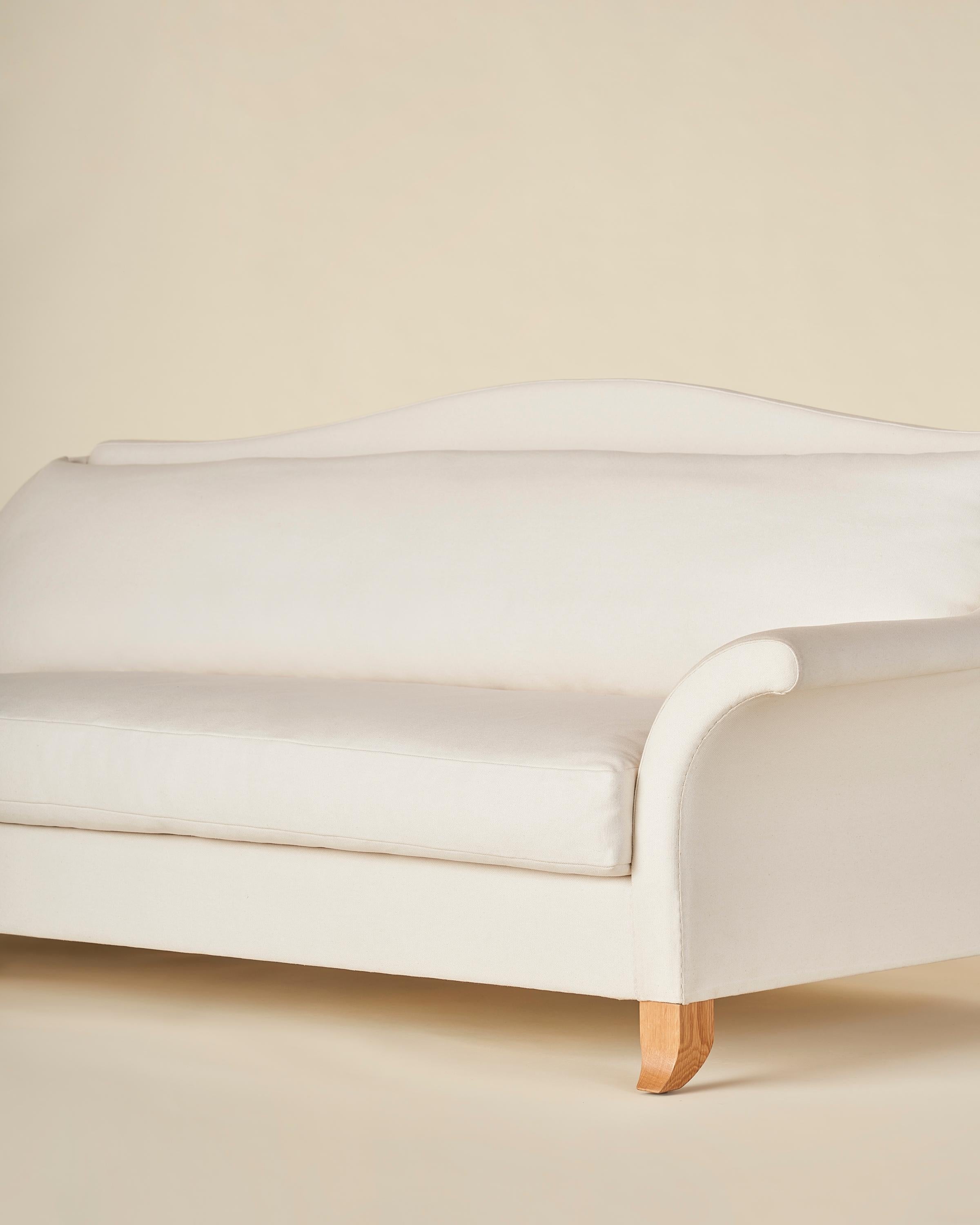 https://a.1stdibscdn.com/mulberry-sofa-for-sale-picture-4/f_91342/f_358008721692640356757/SOFA_01_0025_master.jpg