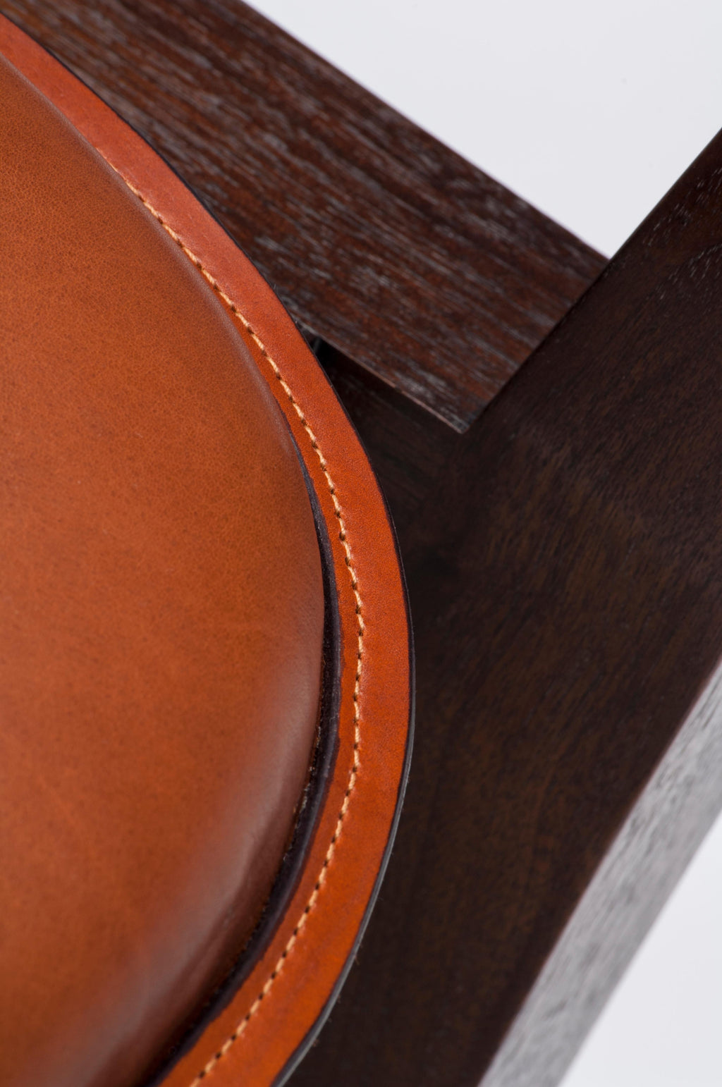 https://a.1stdibscdn.com/contemporary-constructor-armchair-in-tan-saddle-leather-and-solid-walnut-for-sale-picture-6/f_27813/f_136741511550147551166/SS182_master.jpg