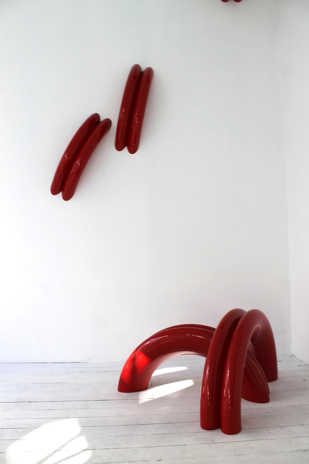 https://a.1stdibscdn.com/set-of-2-bigflow-mini-chairs-in-red-lacquered-wood-by-kimy-gringoire-for-sale-picture-4/f_12192/f_490899221772741094010/STEPHANIE_FREDERICKX_IMG_9595_master.JPG