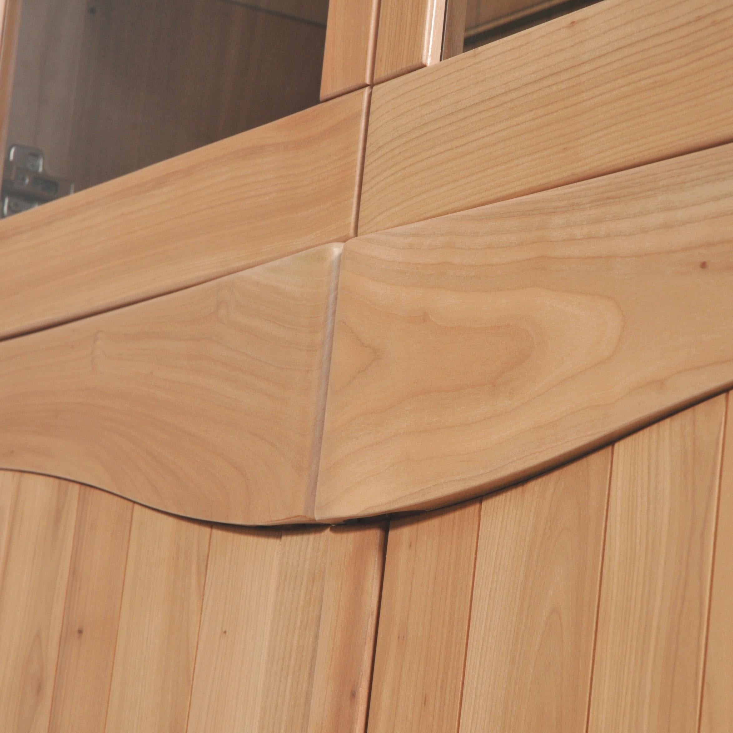 https://a.1stdibscdn.com/display-cabinet-4-doors-in-french-solid-cherry-100-made-in-france-for-sale-picture-3/f_57342/f_265473521639586328788/STE_5802MNBGT_Vitrine_4_portes_merisier_naturel_gris_taupe_d_tail_poign_es_portes_3000x3000_master.jpeg