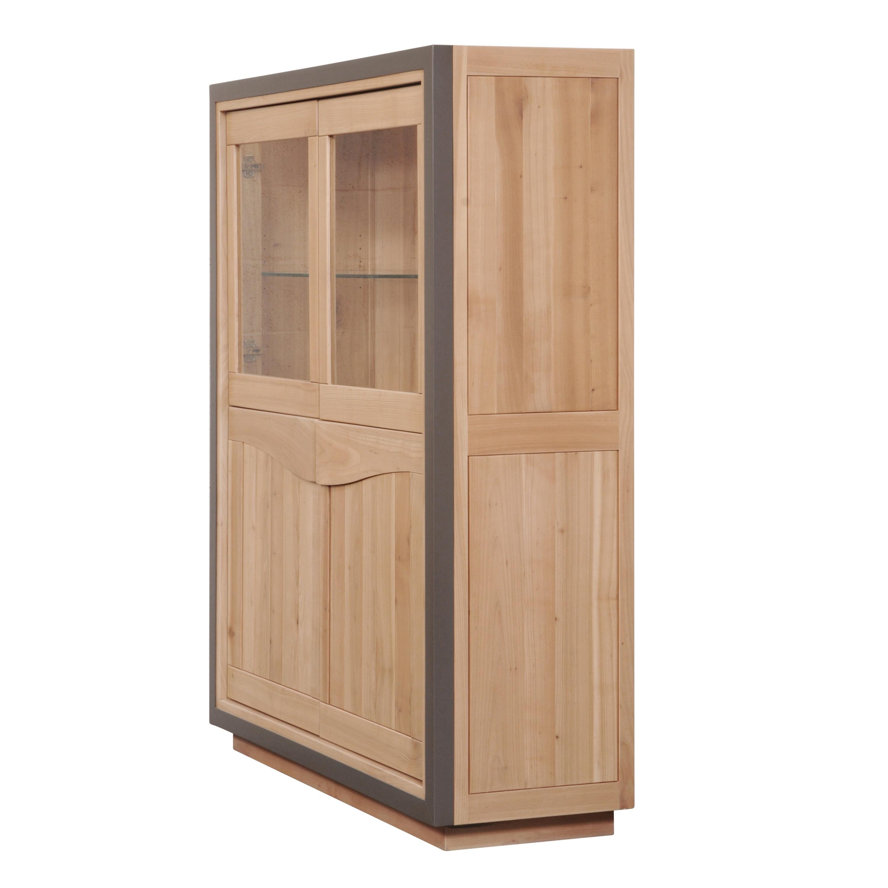 https://a.1stdibscdn.com/display-cabinet-4-doors-in-french-solid-cherry-100-made-in-france-for-sale-picture-4/f_57342/f_265473521639586331871/STE_5802MNBGT_Vitrine_4_portes_merisier_naturel_gris_taupe_profil_biais_3000x3000_master.jpg