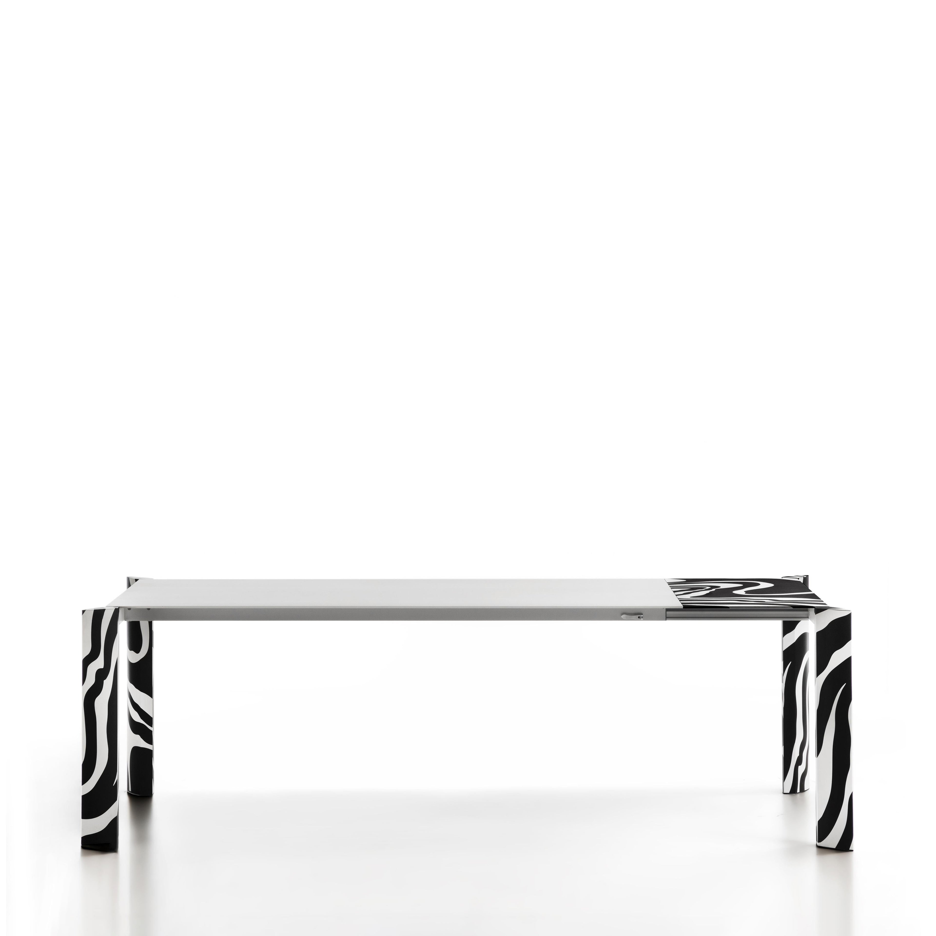 https://a.1stdibscdn.com/minimalist-laab-metaverso-table-aluminium-extendable-long-black-white-for-sale-picture-10/f_61272/f_269387121668778828584/SWNGMX011021_002_d5339d26_ef63_424b_90f2_fa680f686bf2_master.jpg