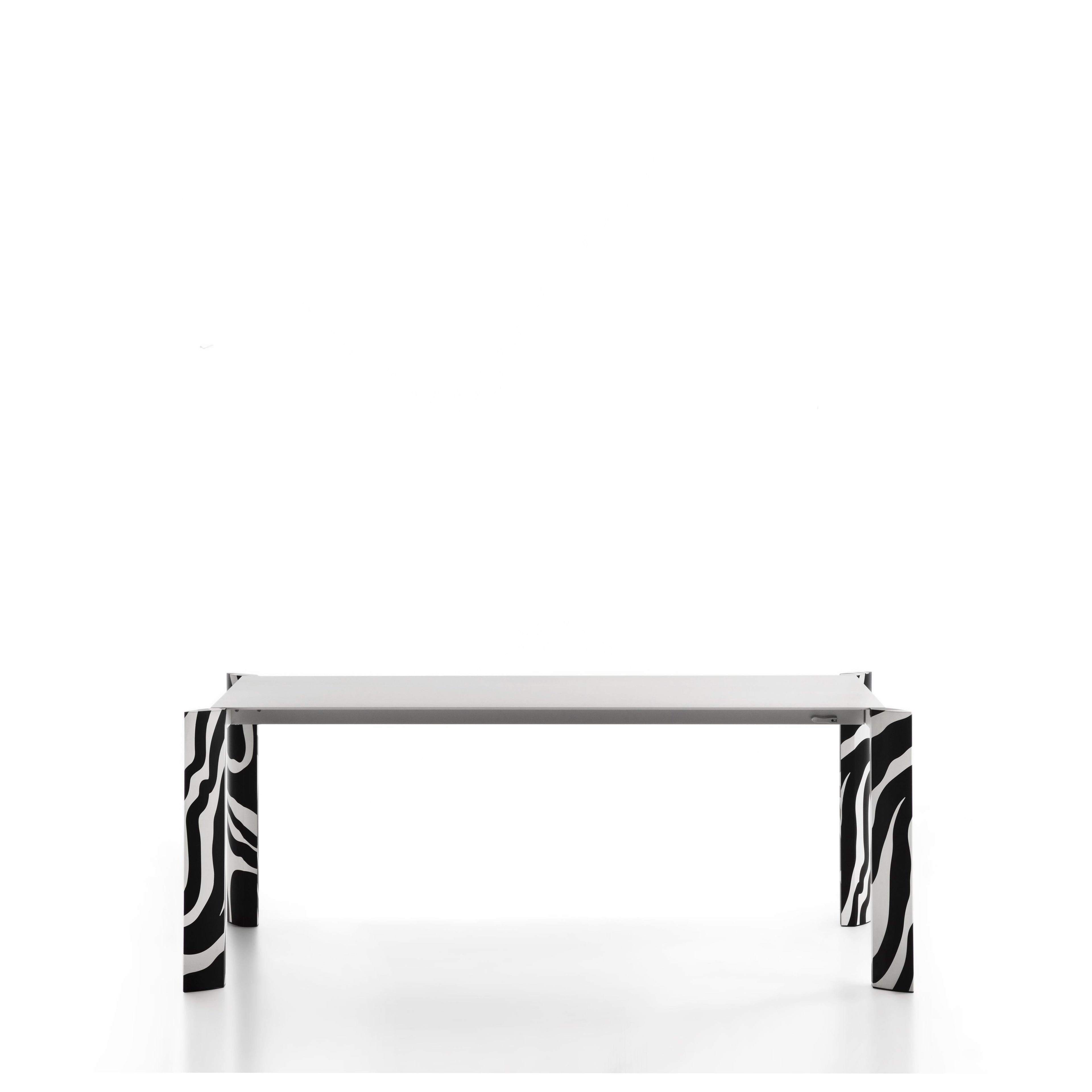 https://a.1stdibscdn.com/minimalist-laab-metaverso-table-aluminium-extendable-long-black-white-for-sale-picture-9/f_61272/f_269387121668778829062/SWNGMX011021_003_beeaa207_6510_43b1_96e7_bcf9c9f5692b_master.jpg