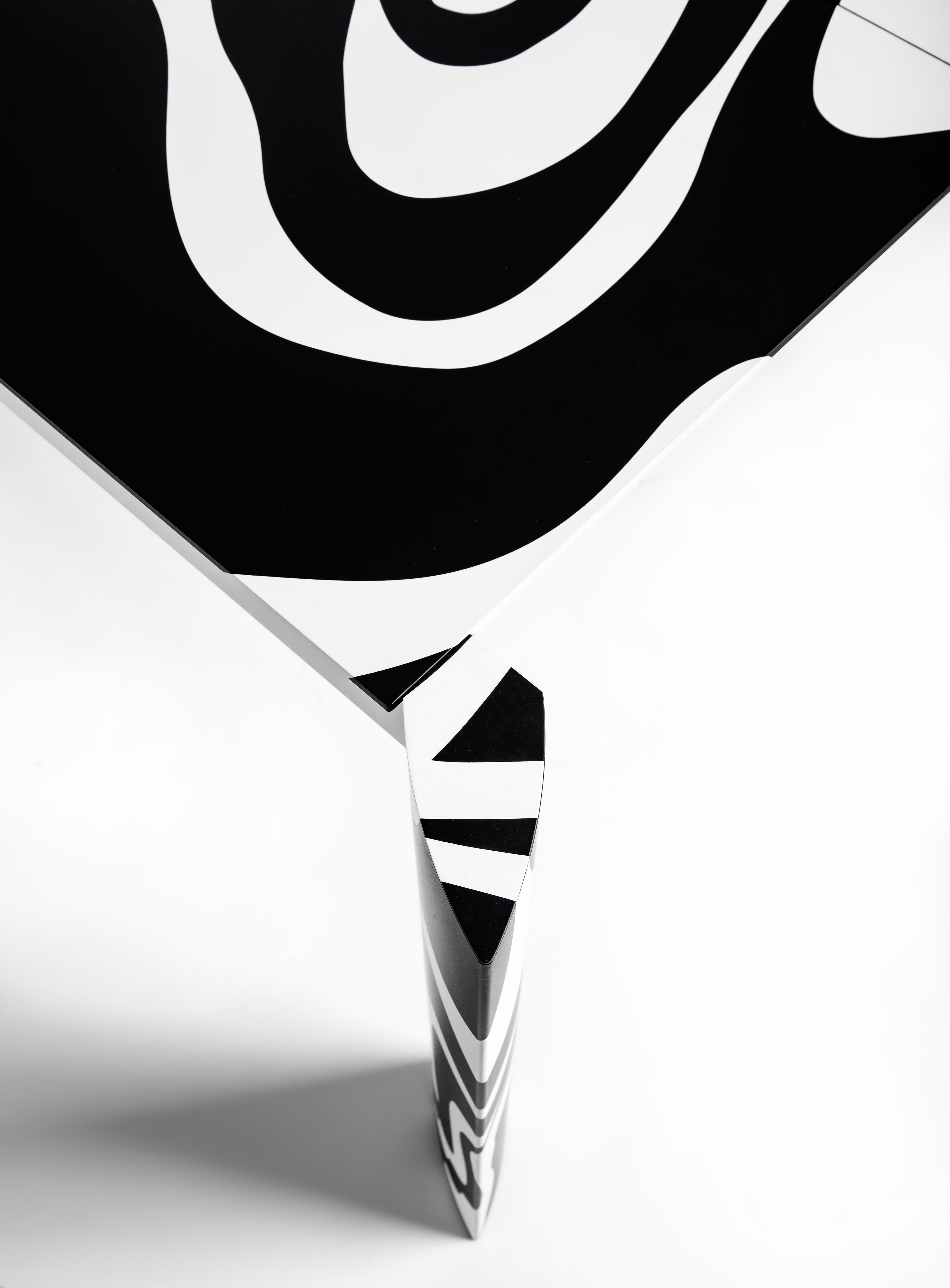 https://a.1stdibscdn.com/minimalist-laab-metaverso-table-aluminium-extendable-long-black-white-for-sale-picture-8/f_61272/f_269387121668778827325/SWNGMX011021_004_7c10bca2_cff8_4f80_bf6d_8b4f39e4e29a_master.jpg