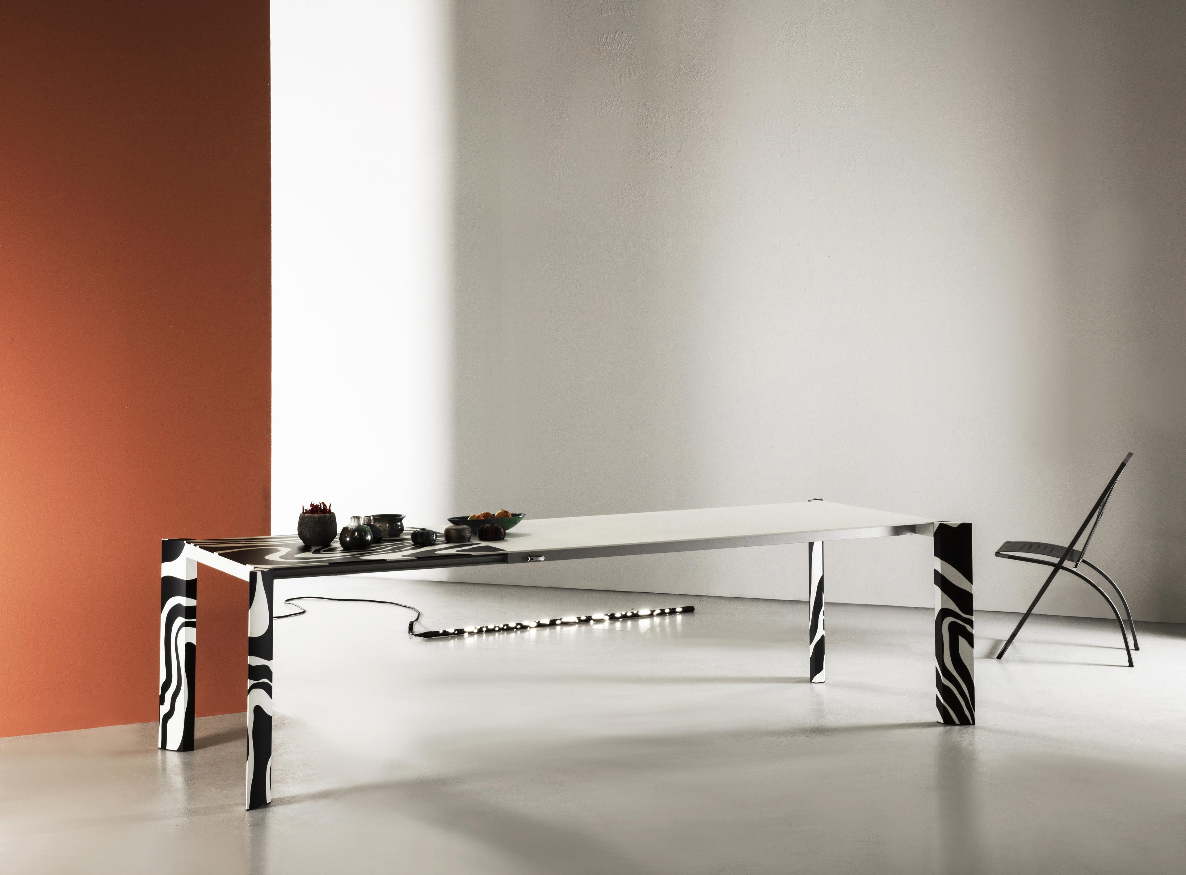 https://a.1stdibscdn.com/minimalist-laab-metaverso-table-aluminium-extendable-long-black-white-for-sale-picture-5/f_61272/f_269387121668778828952/SWNGMX011021_005_b4203966_327c_42dd_8833_83201ed3b1cb_master.jpg
