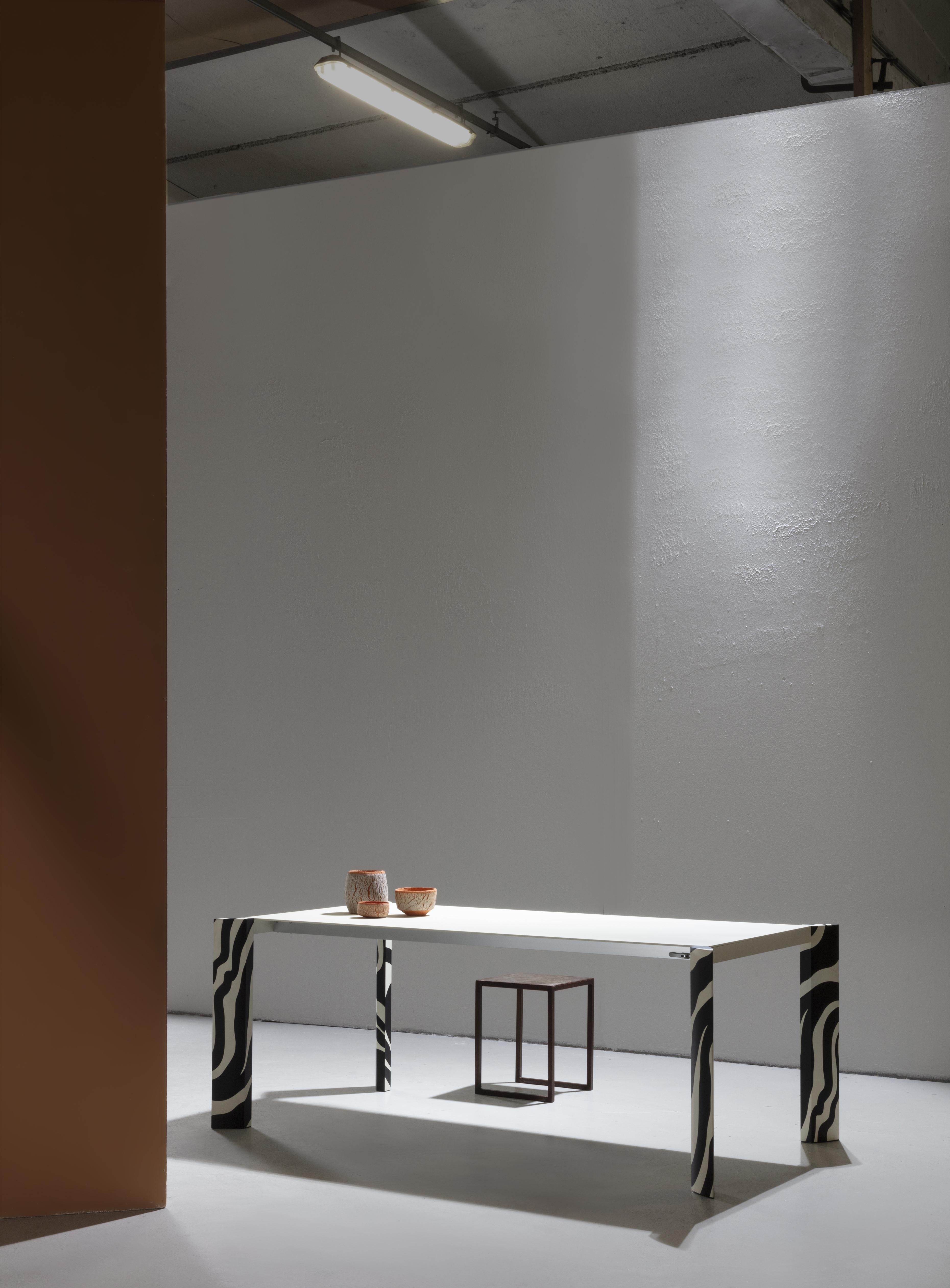 https://a.1stdibscdn.com/minimalist-laab-metaverso-table-aluminium-extendable-long-black-white-for-sale-picture-6/f_61272/f_269387121668778828031/SWNGMX011021_006_master.jpg