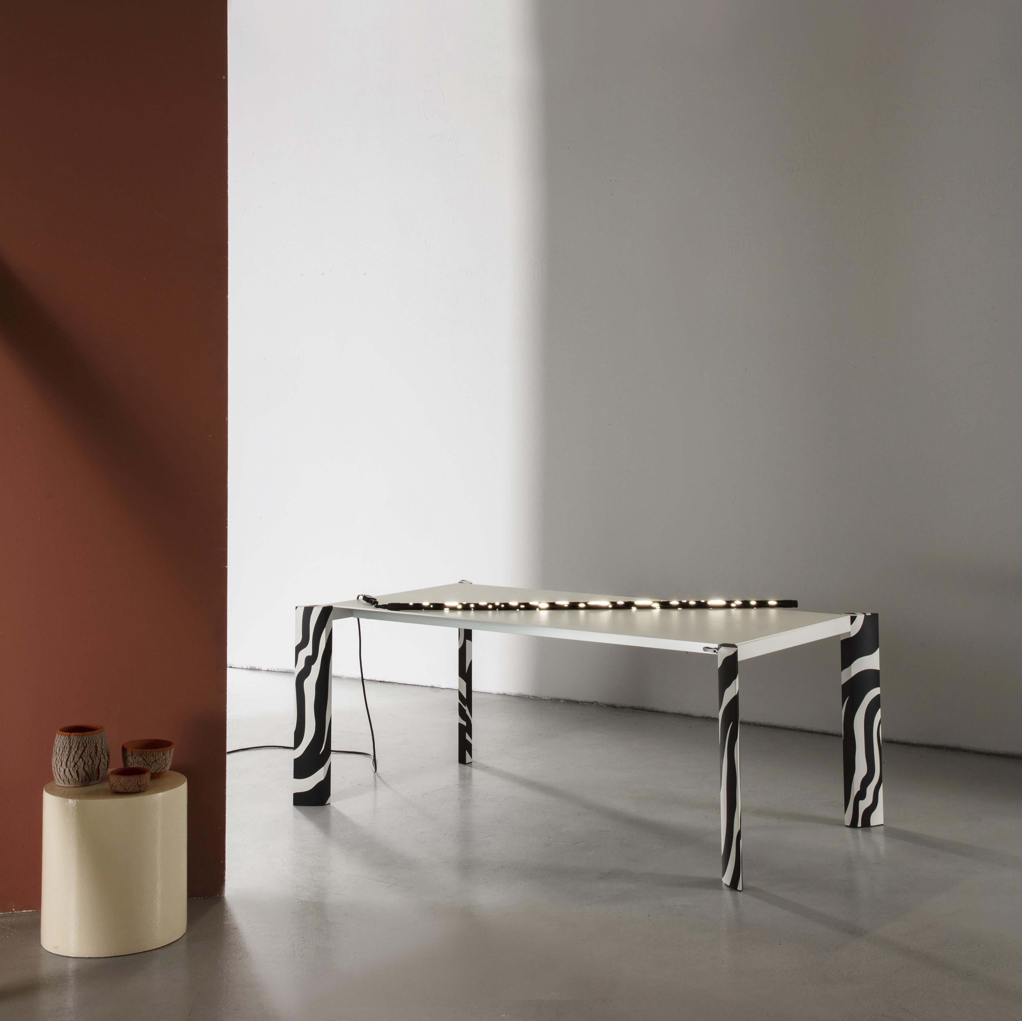 https://a.1stdibscdn.com/minimalist-laab-metaverso-table-aluminium-extendable-long-black-white-for-sale-picture-4/f_61272/f_269387121668778826180/SWNGMX011021_007_master.jpg