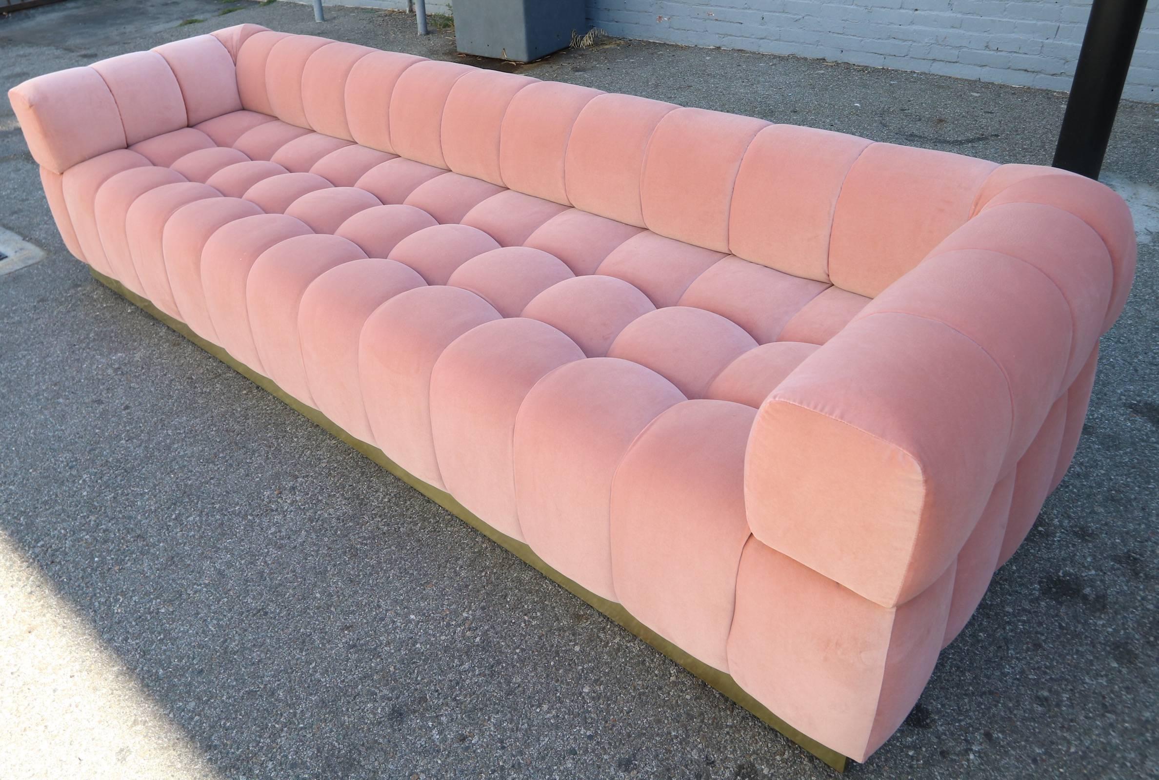https://a.1stdibscdn.com/custom-tufted-pink-velvet-sofa-with-brass-base-by-adesso-imports-for-sale-picture-3/1697896/f_326675121675870618577/S_423_6_master.jpg