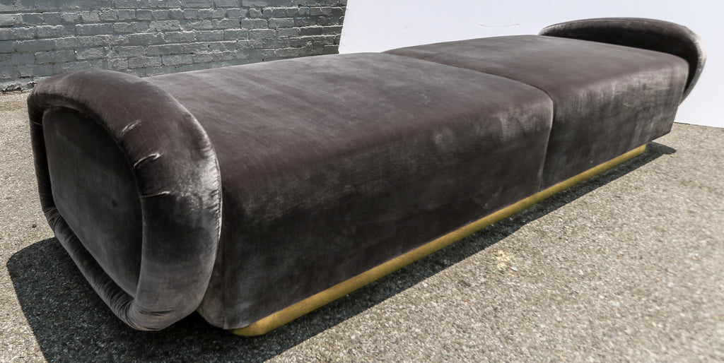 https://a.1stdibscdn.com/custom-1960s-italian-style-velvet-sofa-or-bench-with-brass-base-by-adesso-import-for-sale-picture-13/f_8175/f_463231321755549654374/S_467_12_2_master.jpg