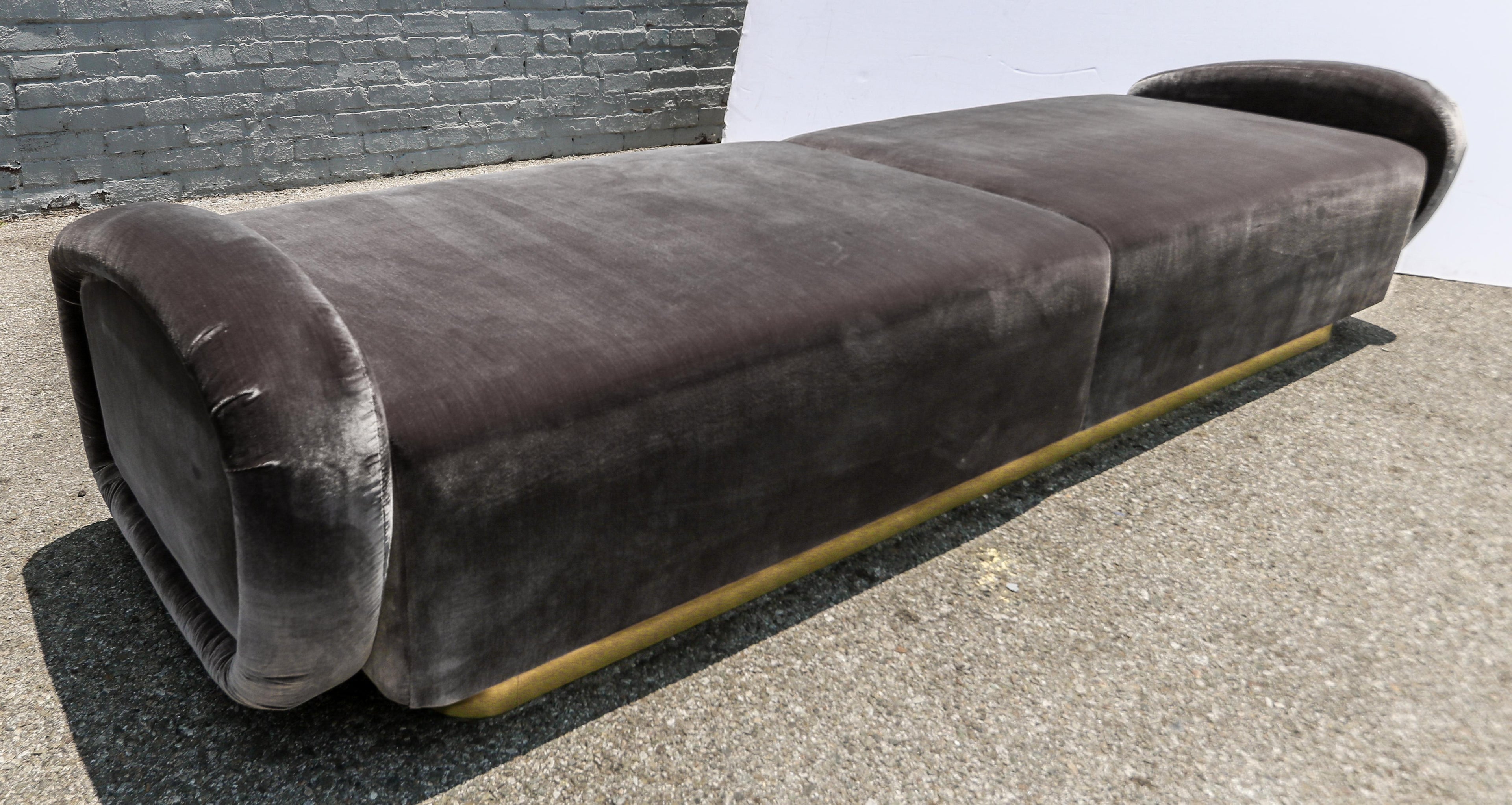 https://a.1stdibscdn.com/custom-1960s-italian-style-velvet-sofa-or-bench-with-brass-base-by-adesso-import-for-sale-picture-2/f_8175/f_463231321755549642598/S_467_1_2_master.jpg