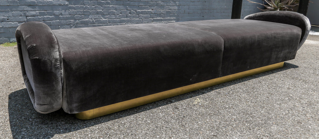 https://a.1stdibscdn.com/custom-1960s-italian-style-velvet-sofa-or-bench-with-brass-base-by-adesso-import-for-sale-picture-4/f_8175/f_463231321755549644760/S_467_3_master.jpg
