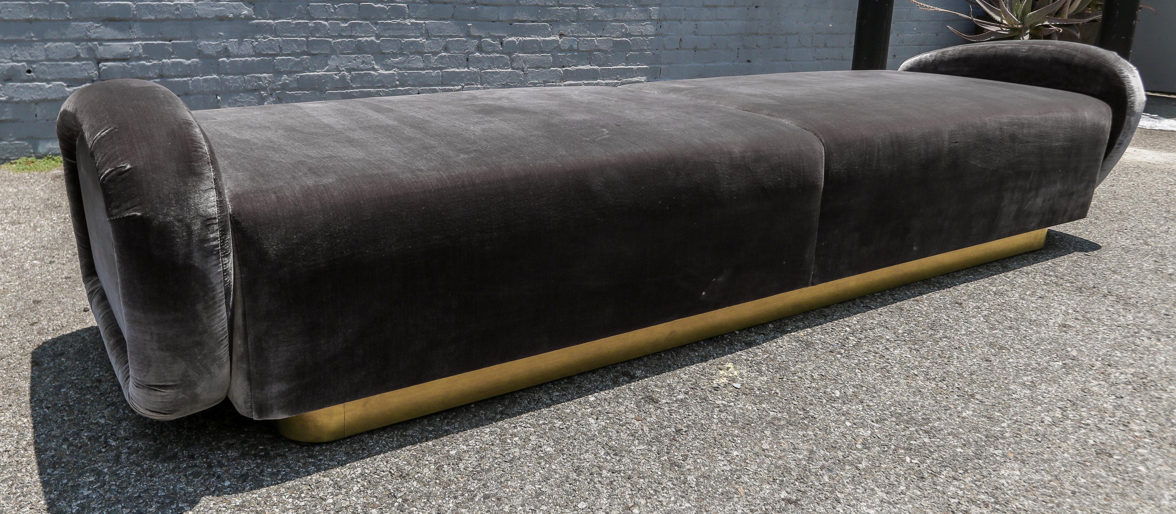 https://a.1stdibscdn.com/custom-1960s-italian-style-velvet-sofa-or-bench-with-brass-base-by-adesso-import-for-sale-picture-4/f_8175/f_463231321755549644760/S_467_3_master.jpg