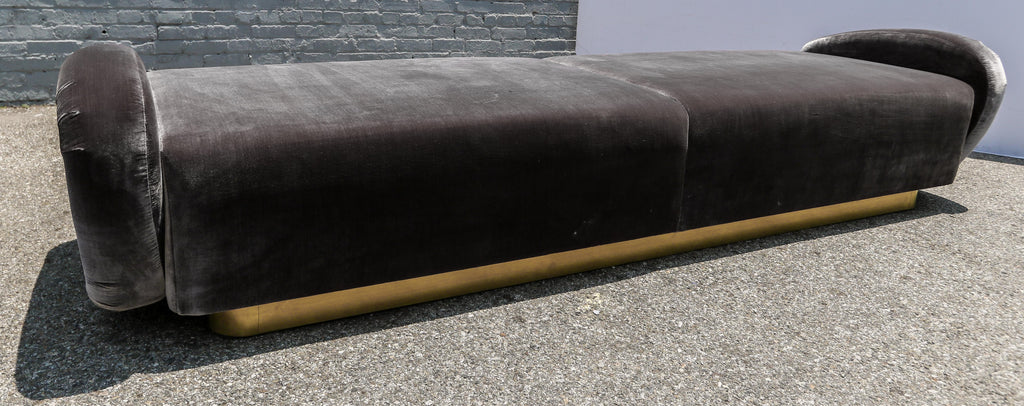 https://a.1stdibscdn.com/custom-1960s-italian-style-velvet-sofa-or-bench-with-brass-base-by-adesso-import-for-sale-picture-5/f_8175/f_463231321755549645913/S_467_4_master.jpg