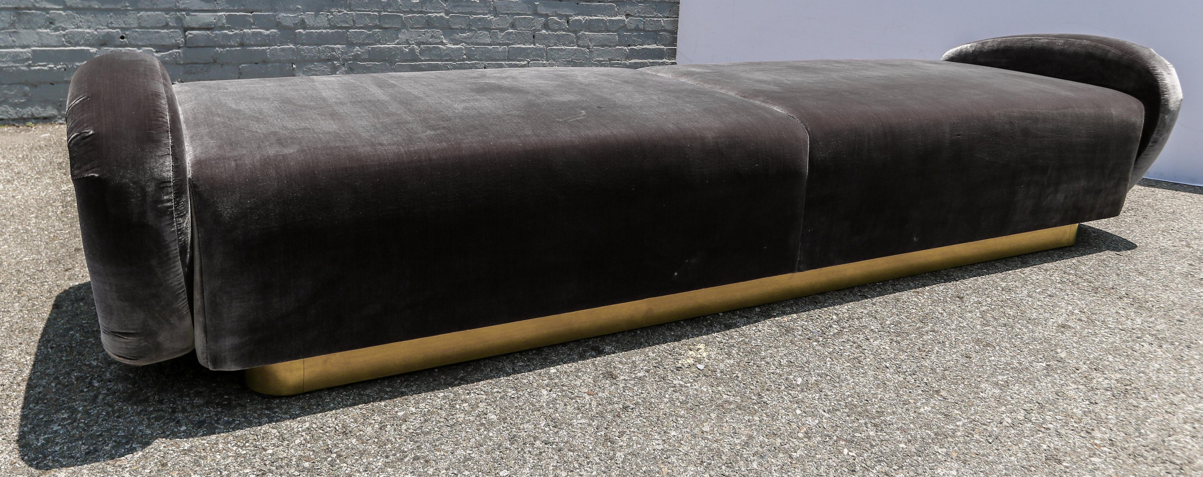 https://a.1stdibscdn.com/custom-1960s-italian-style-velvet-sofa-or-bench-with-brass-base-by-adesso-import-for-sale-picture-5/f_8175/f_463231321755549645913/S_467_4_master.jpg