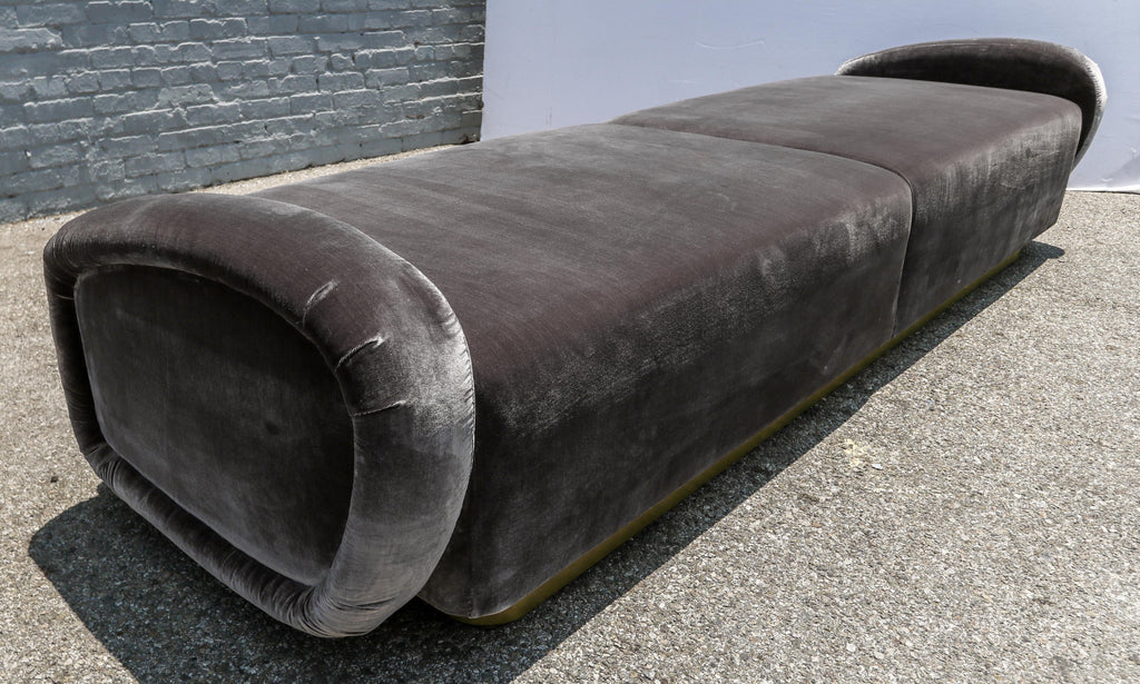 https://a.1stdibscdn.com/custom-1960s-italian-style-velvet-sofa-or-bench-with-brass-base-by-adesso-import-for-sale-picture-6/f_8175/f_463231321755549646987/S_467_5_master.jpg