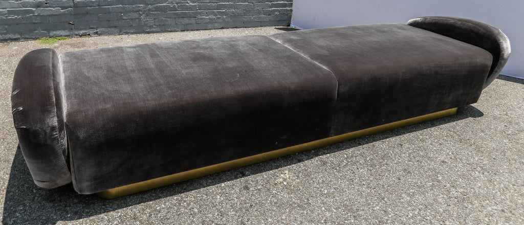 https://a.1stdibscdn.com/custom-1960s-italian-style-velvet-sofa-or-bench-with-brass-base-by-adesso-import-for-sale-picture-10/f_8175/f_463231321755549651206/S_467_9_master.jpg