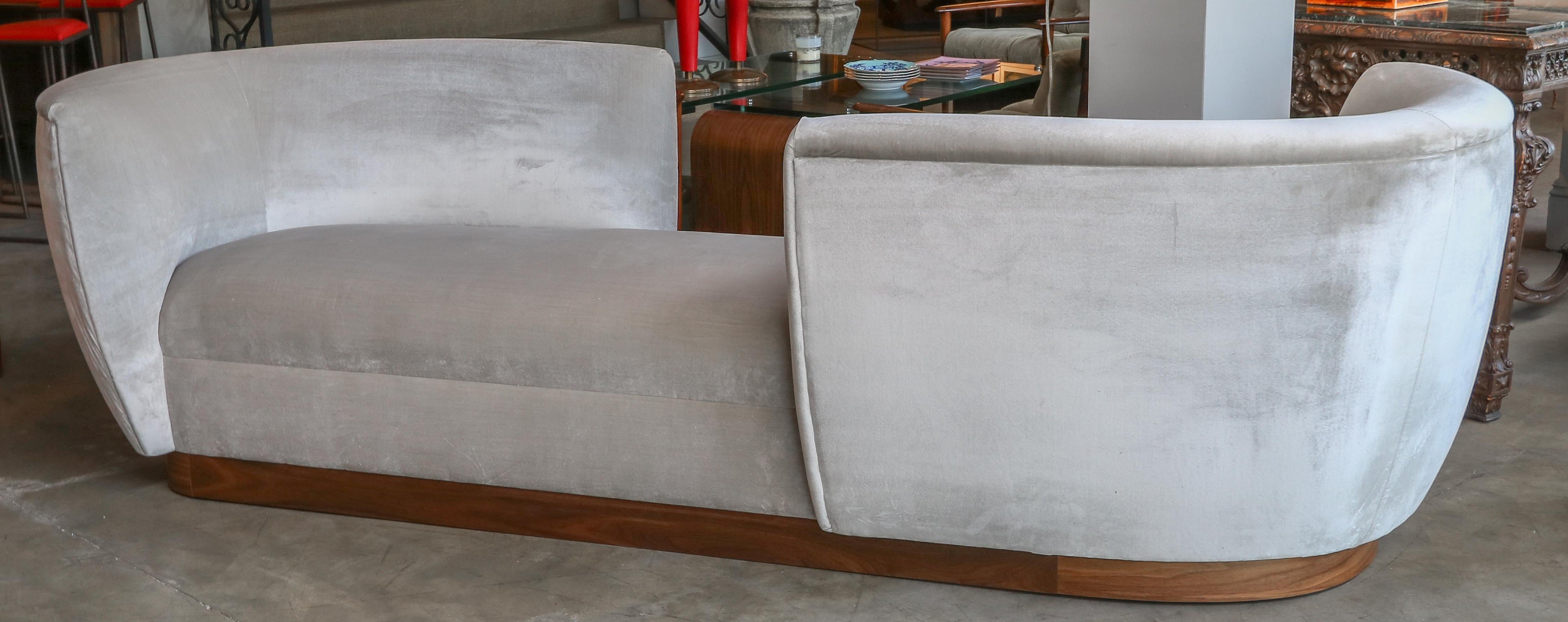https://a.1stdibscdn.com/custom-tete-a-tete-sofa-bench-in-grey-velvet-with-walnut-base-by-adesso-imports-for-sale-picture-11/f_8175/f_220375221610069662940/S_473_13_master.jpg