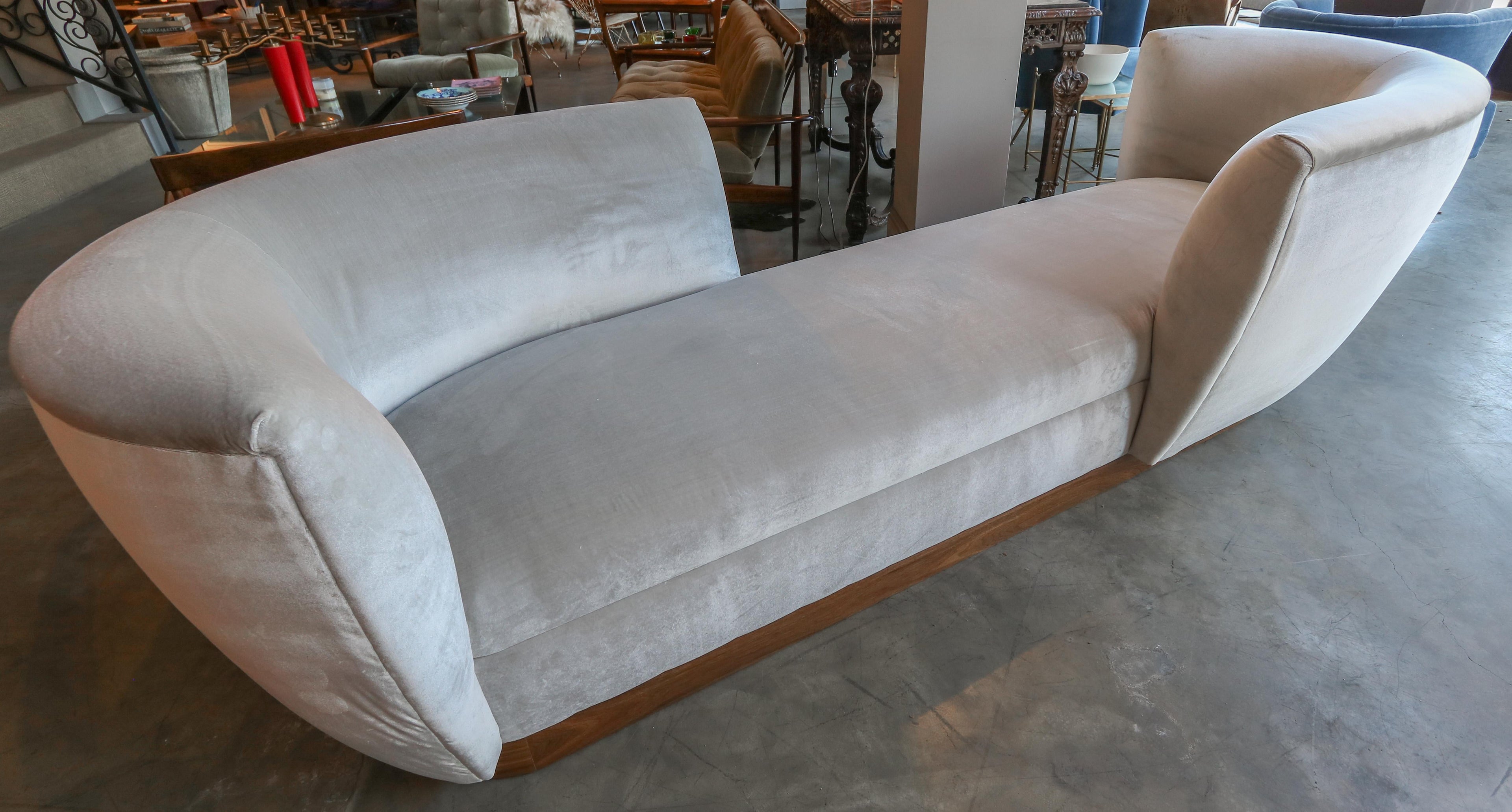 https://a.1stdibscdn.com/custom-tete-a-tete-sofa-bench-in-grey-velvet-with-walnut-base-by-adesso-imports-for-sale-picture-7/f_8175/f_220375221610069649184/S_473_5_master.jpg