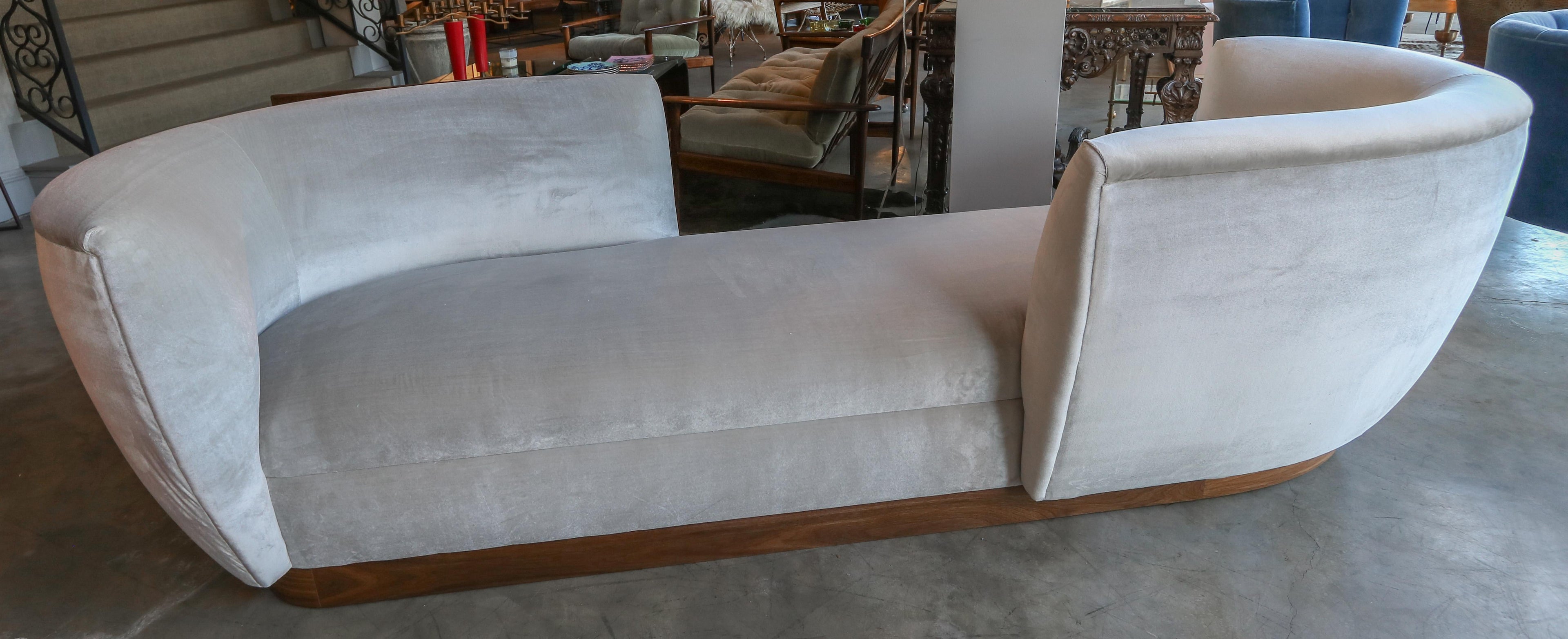 https://a.1stdibscdn.com/custom-tete-a-tete-sofa-bench-in-grey-velvet-with-walnut-base-by-adesso-imports-for-sale-picture-8/f_8175/f_220375221610069653995/S_473_7_master.jpg