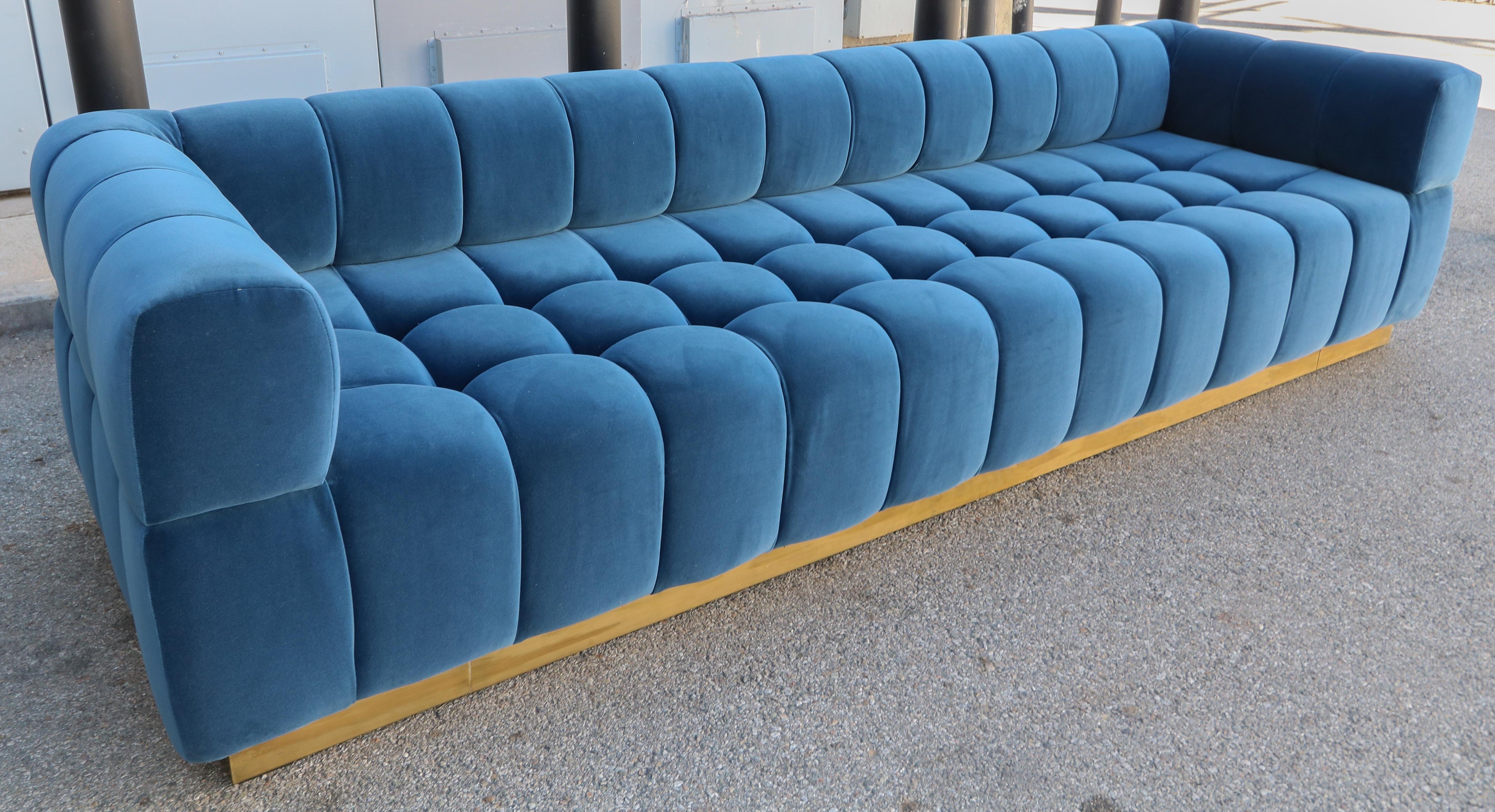 https://a.1stdibscdn.com/custom-tufted-blue-velvet-sofa-with-brass-base-by-adesso-imports-for-sale-picture-7/f_8175/f_231056521616713397974/S_476_2_master.jpg