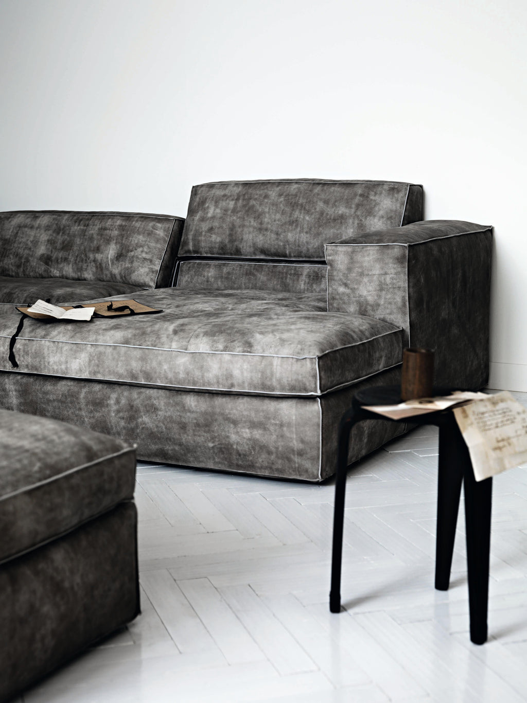 https://a.1stdibscdn.com/up-medium-modular-sofa-in-lusso-white-upholstery-by-giuseppe-vigano-for-sale-picture-3/22569652/f_265551021639633274301/Saba_Up_2_3__master.jpg