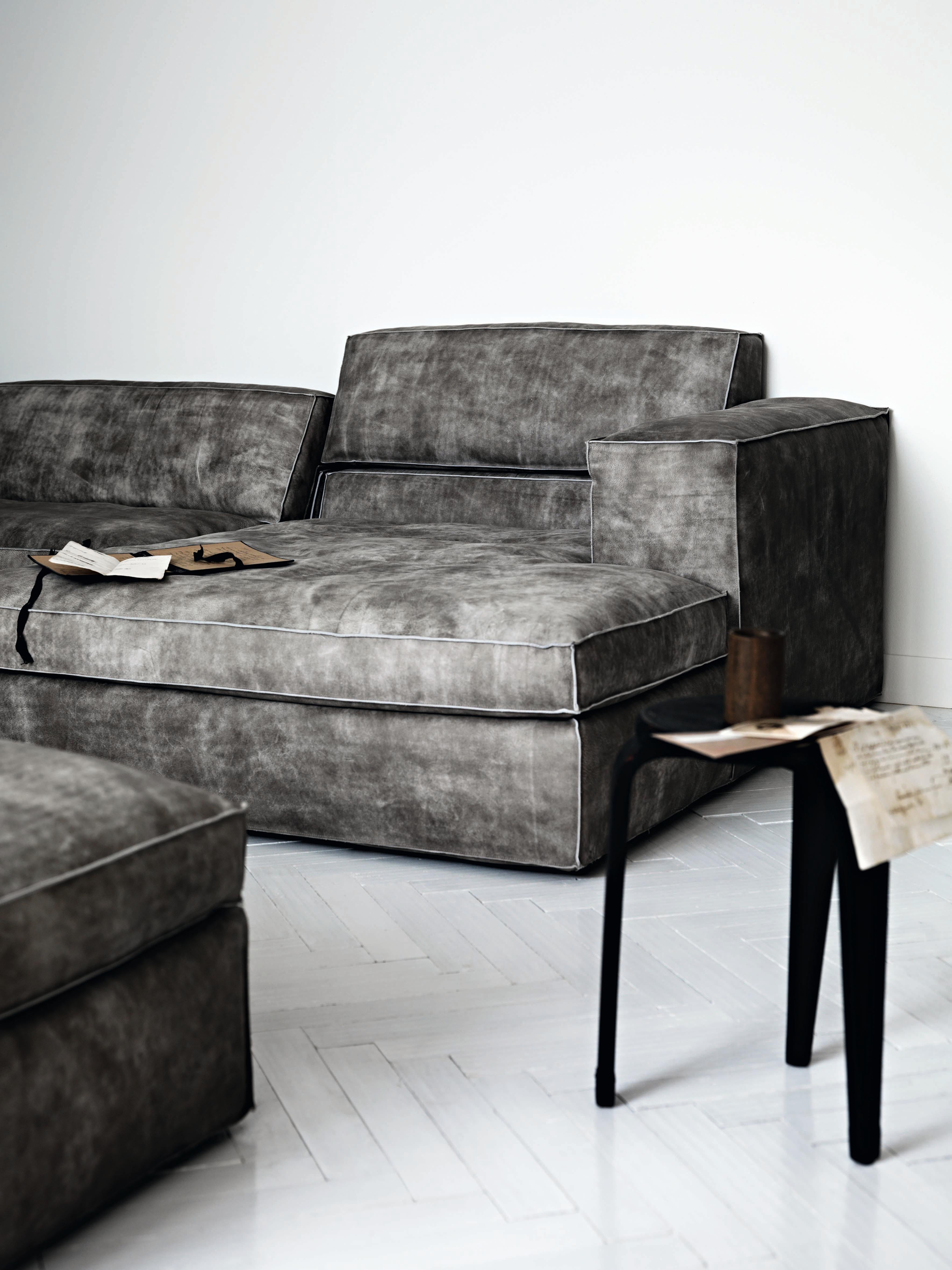 https://a.1stdibscdn.com/up-medium-modular-sofa-in-lusso-white-upholstery-by-giuseppe-vigano-for-sale-picture-3/22569652/f_265551021639633274301/Saba_Up_2_3__master.jpg