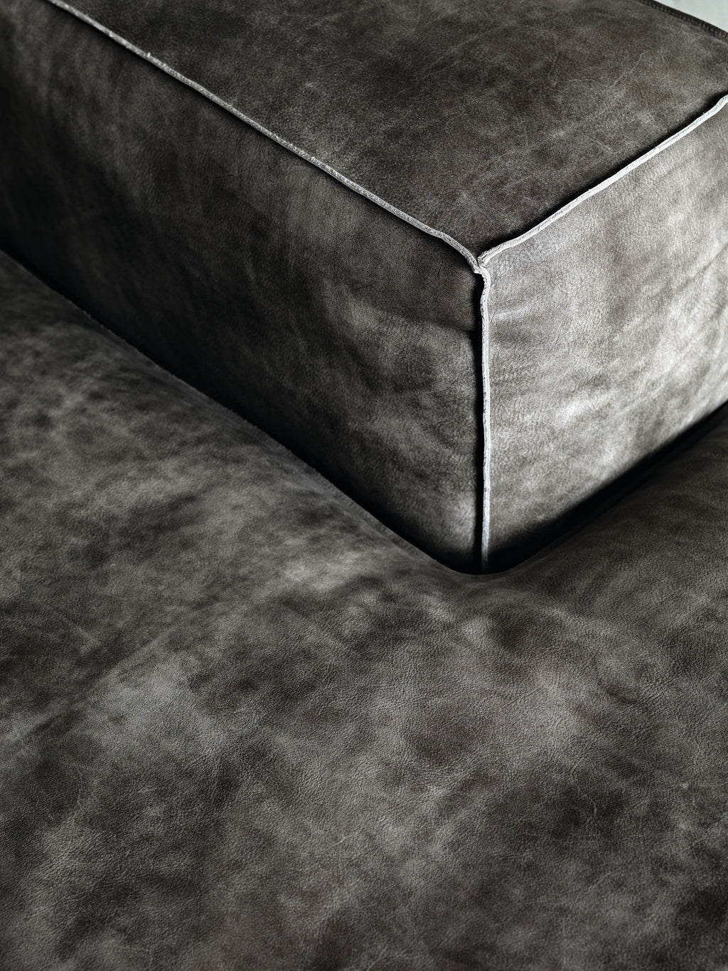 https://a.1stdibscdn.com/up-large-modular-sofa-in-kami-white-upholstery-by-giuseppe-vigano-for-sale-picture-4/22569652/f_265552021639634158169/Saba_Up_3_4__master.jpg