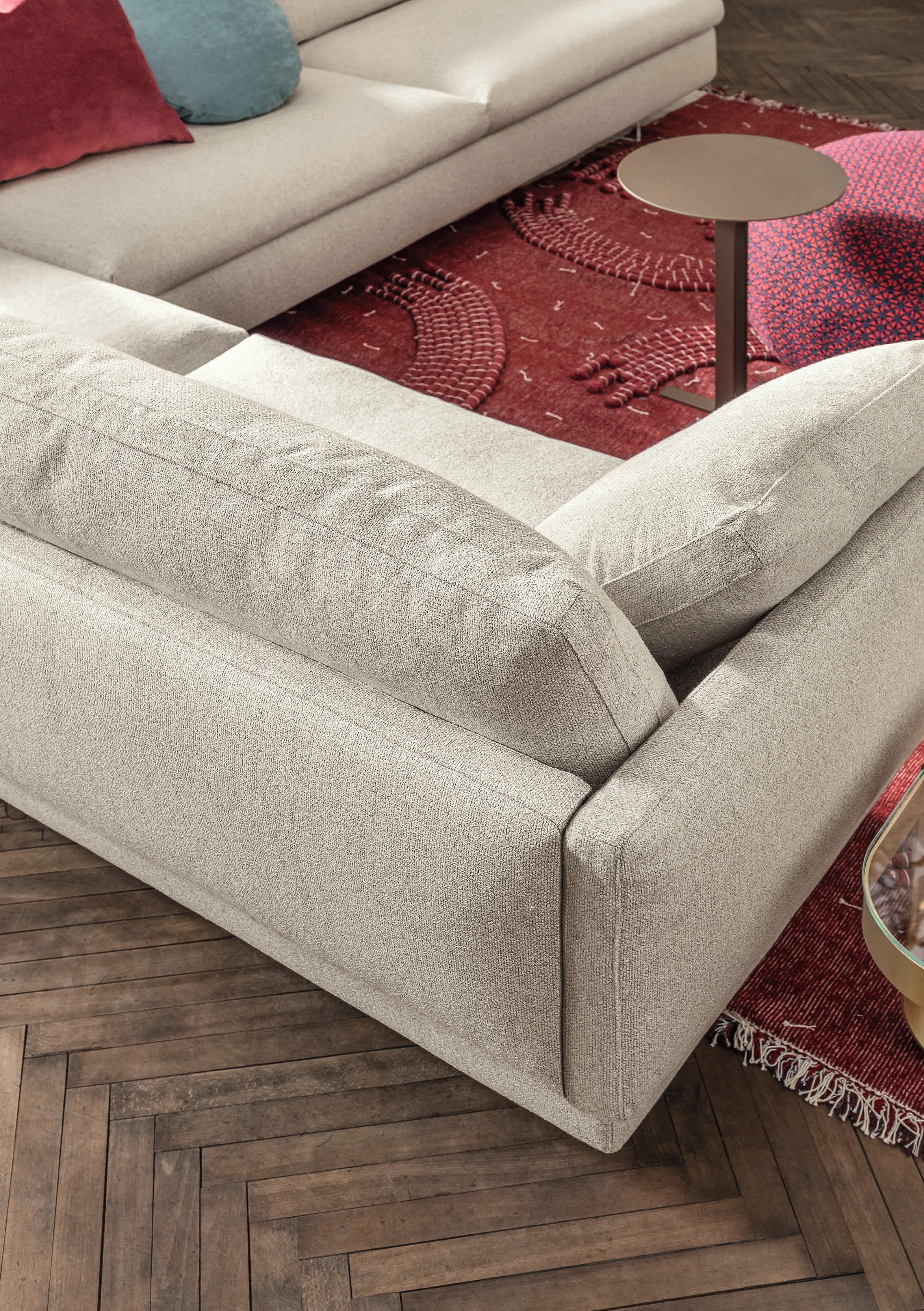 https://a.1stdibscdn.com/voyage-small-sofa-in-natural-leather-upholstery-black-nickel-by-sergio-bicego-for-sale-picture-7/22569652/f_265730321639712462939/Saba_Voyage5_BeppeBrancato_1__master.jpg