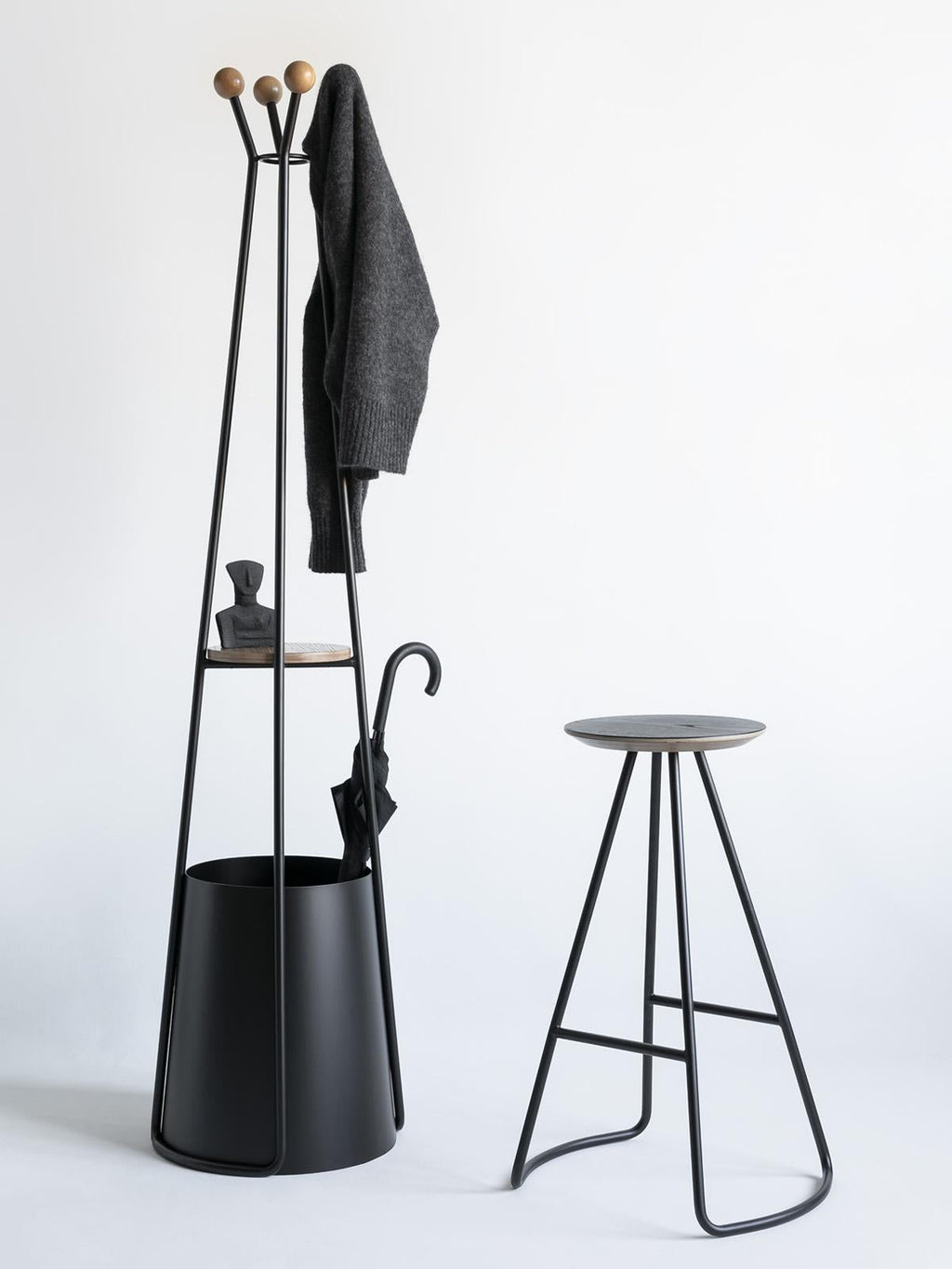 https://a.1stdibscdn.com/sama-high-stool-contemporary-modern-minimalist-black-oak-black-metal-for-sale-picture-2/f_57132/1620671155655/Sama_Bar_Taburesi_Siyah_Siyah_2_master.jpg