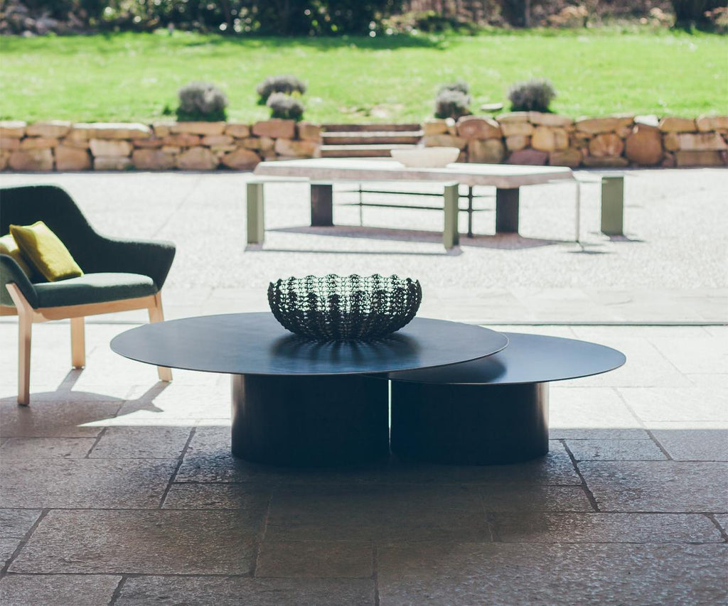 https://a.1stdibscdn.com/raw-steel-round-set-of-2-coffee-table-for-sale-picture-10/f_14282/1555067531594/Sans_titre_10_master.jpg