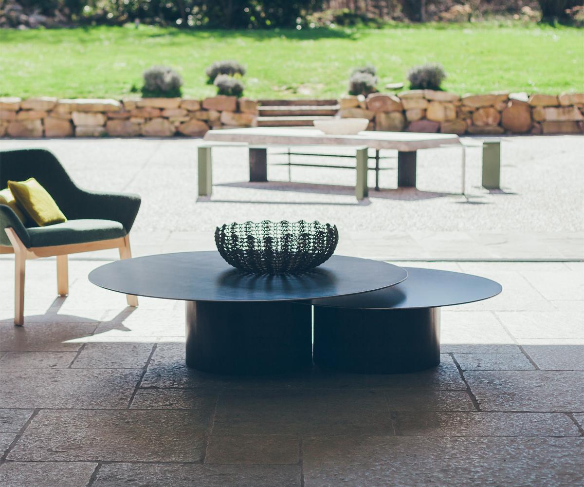 https://a.1stdibscdn.com/raw-steel-round-set-of-2-coffee-table-for-sale-picture-10/f_14282/1555067531594/Sans_titre_10_master.jpg