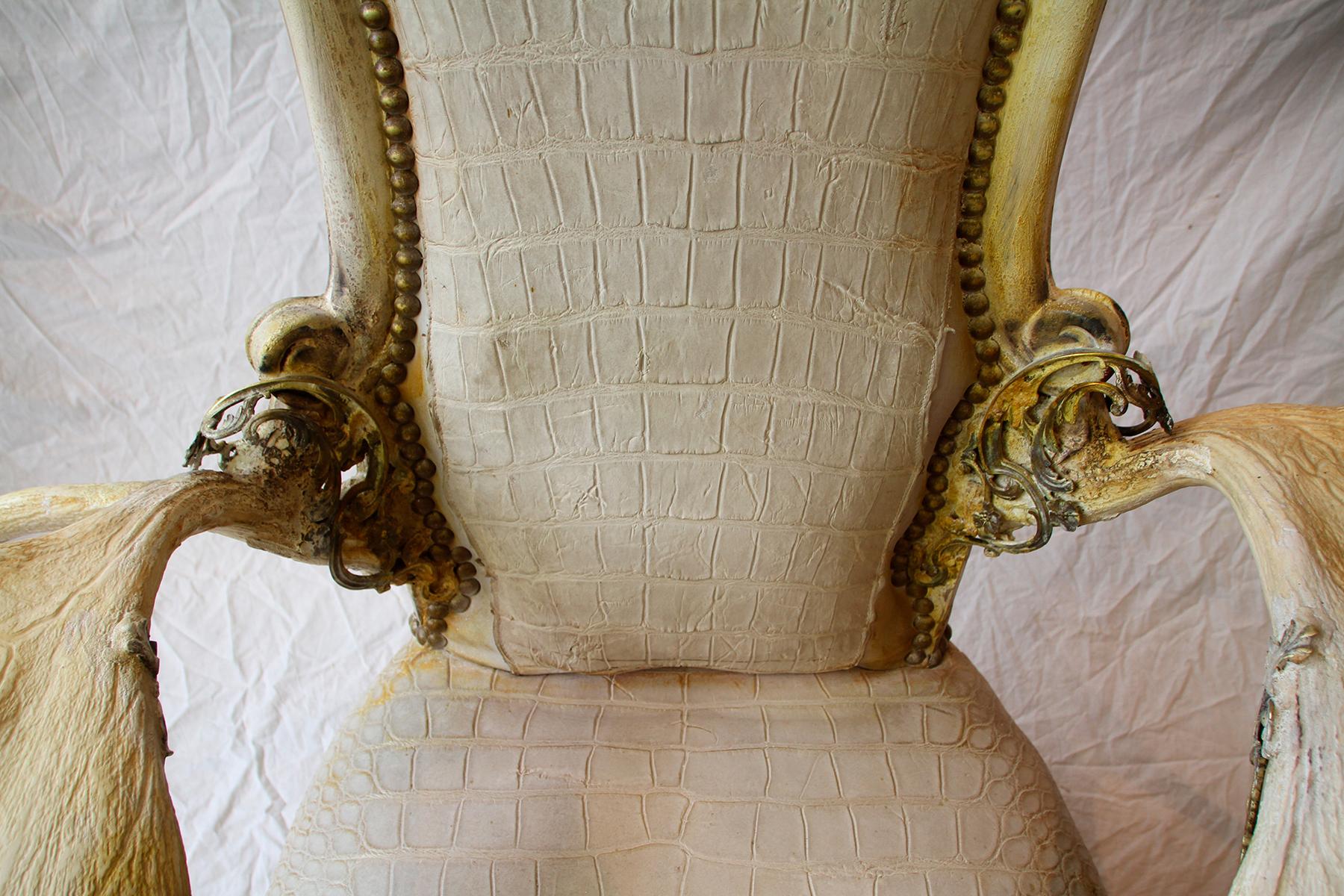 https://a.1stdibscdn.com/white-alligator-throne-with-natural-moose-antler-for-sale-picture-11/f_14282/1553788863253/Sans_titre_10_master.jpg