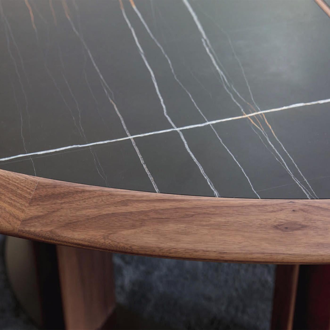 https://a.1stdibscdn.com/crosby-round-dining-table-for-sale-picture-11/f_14282/f_289842621654504374778/Sans_titre_11_master.jpg