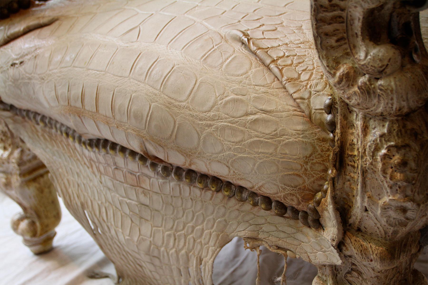 https://a.1stdibscdn.com/white-alligator-throne-with-natural-moose-antler-for-sale-picture-13/f_14282/1553788866143/Sans_titre_12_master.jpg