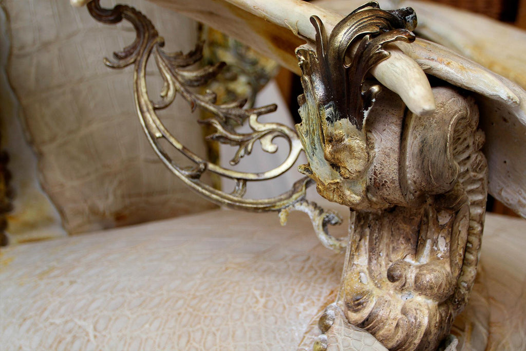 https://a.1stdibscdn.com/white-alligator-throne-with-natural-moose-antler-for-sale-picture-14/f_14282/1553788867022/Sans_titre_13_master.jpg