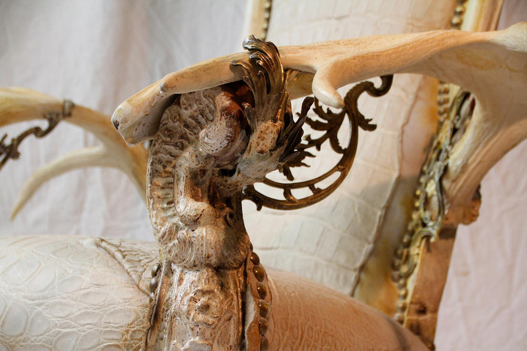 https://a.1stdibscdn.com/white-alligator-throne-with-natural-moose-antler-for-sale-picture-16/f_14282/1553788870612/Sans_titre_15_master.jpg