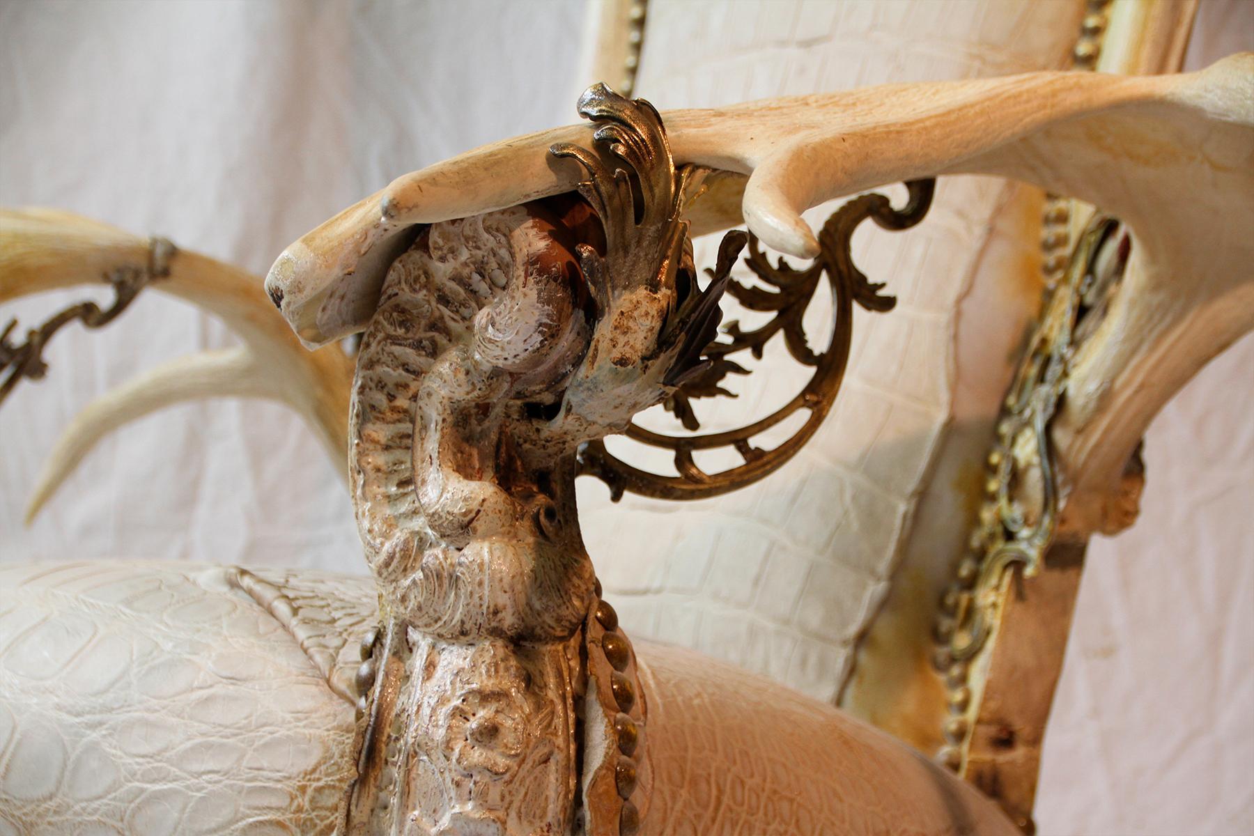 https://a.1stdibscdn.com/white-alligator-throne-with-natural-moose-antler-for-sale-picture-16/f_14282/1553788870612/Sans_titre_15_master.jpg