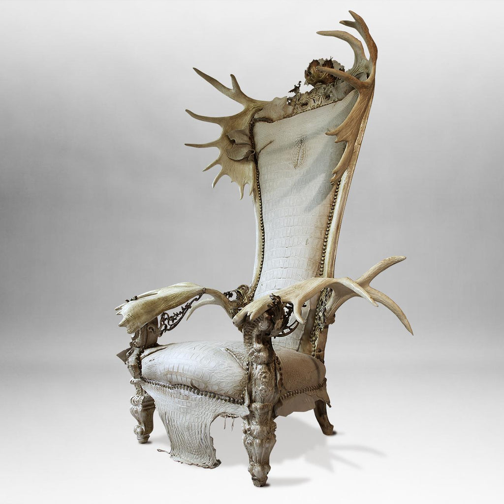 https://a.1stdibscdn.com/white-alligator-throne-with-natural-moose-antler-for-sale-picture-2/f_14282/1553788857696/Sans_titre_1_master.jpg