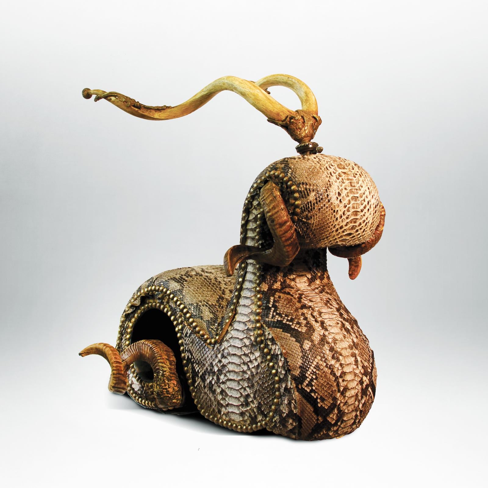 https://a.1stdibscdn.com/python-medium-chair-with-polished-kudu-horns-for-sale-picture-2/f_14282/f_126910211542203601528/Sans_titre_1_master.jpg