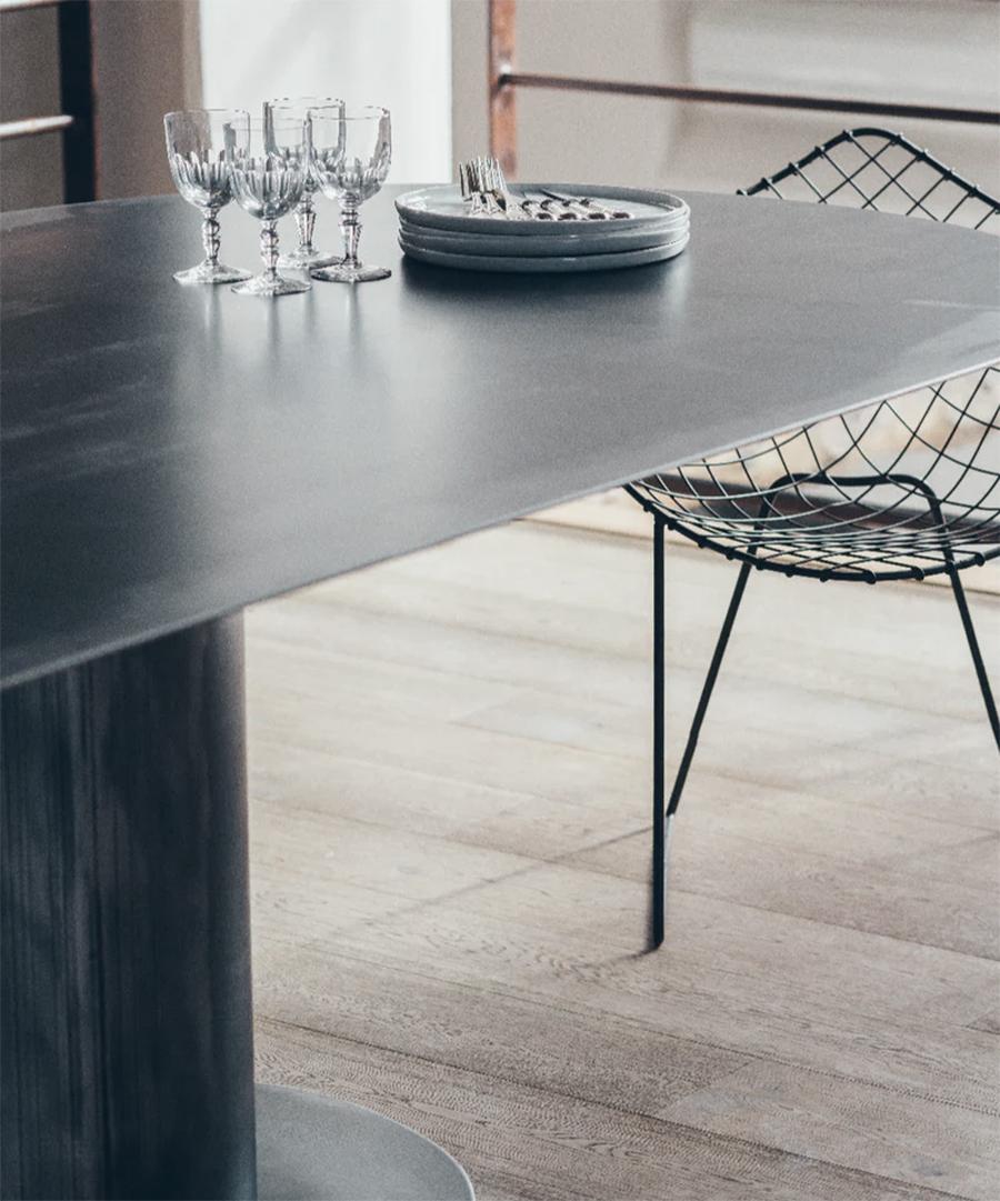 https://a.1stdibscdn.com/oval-rock-dining-table-for-sale-picture-4/f_14282/f_154068721761922447514/Sans_titre_1_master.jpg