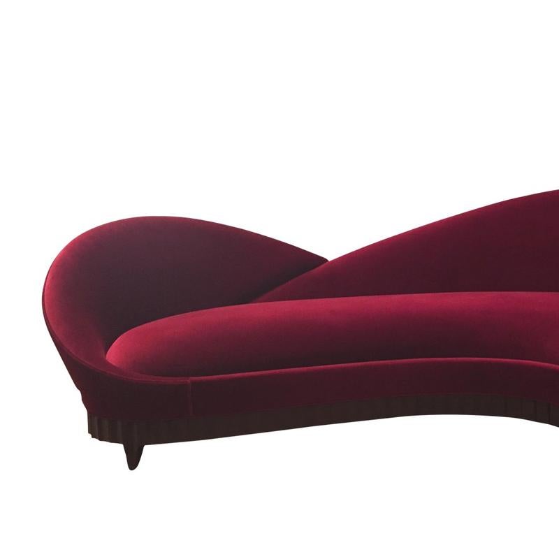 https://a.1stdibscdn.com/red-heart-sofa-with-solid-mahogany-and-red-velvet-fabric-for-sale-picture-2/f_14282/1543506008386/Sans_titre_2_master.jpg