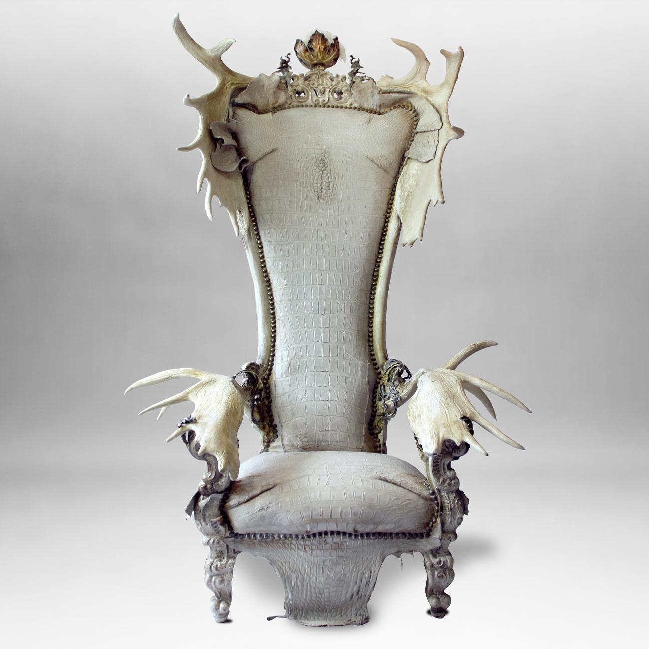 https://a.1stdibscdn.com/white-alligator-throne-with-natural-moose-antler-for-sale-picture-3/f_14282/1553788858891/Sans_titre_2_master.jpg