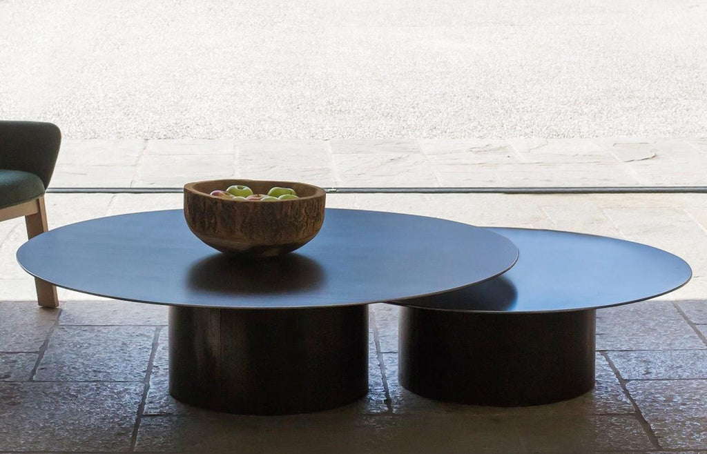 https://a.1stdibscdn.com/raw-steel-round-set-of-2-coffee-table-for-sale-picture-2/f_14282/1555067526550/Sans_titre_2_master.jpg