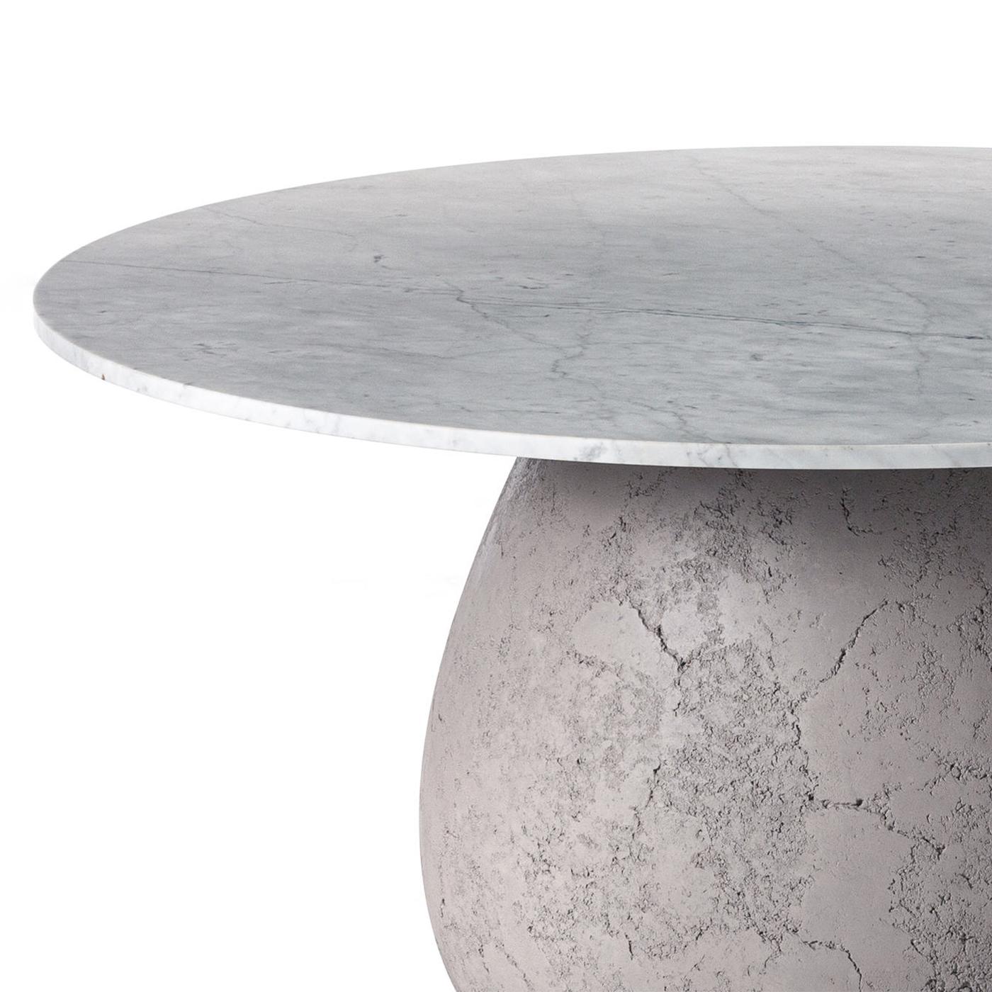 https://a.1stdibscdn.com/concrete-round-table-for-sale-picture-2/f_14282/f_293668321656584706310/Sans_titre_2_master.jpg